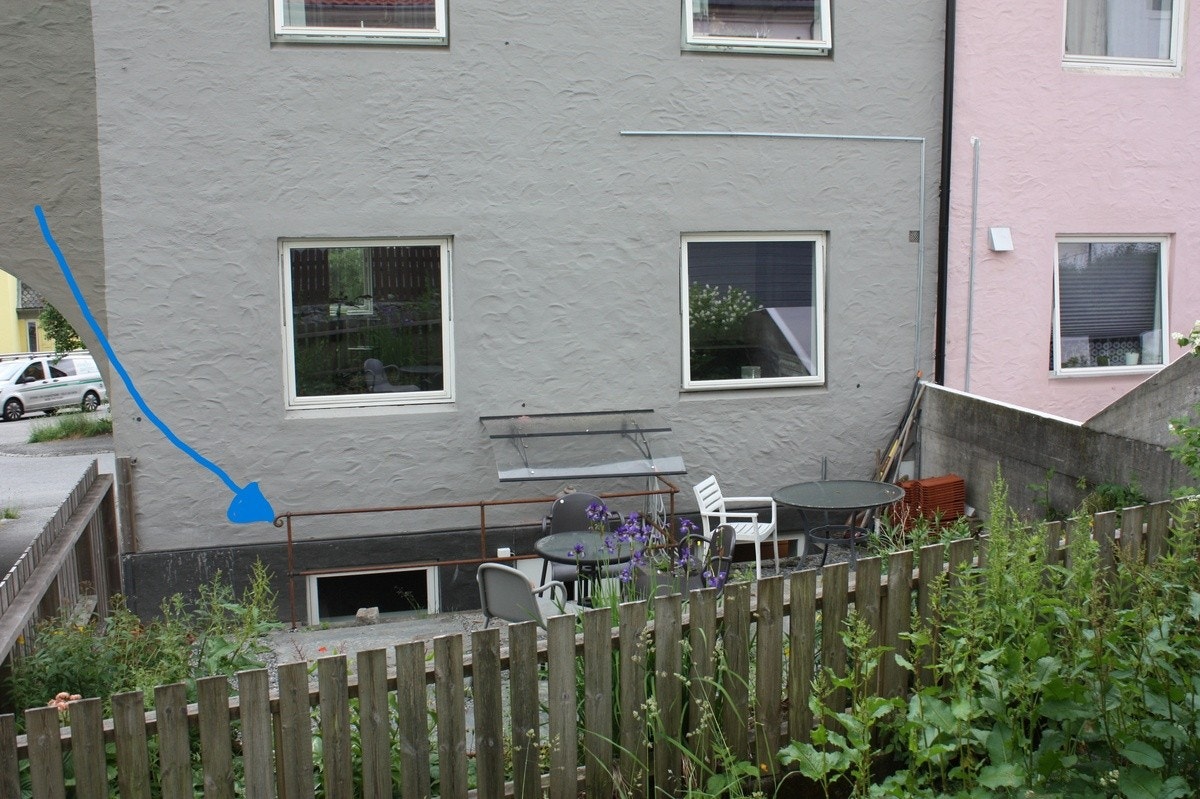 Inngang ned trappen på baksiden av huset Galleribilde