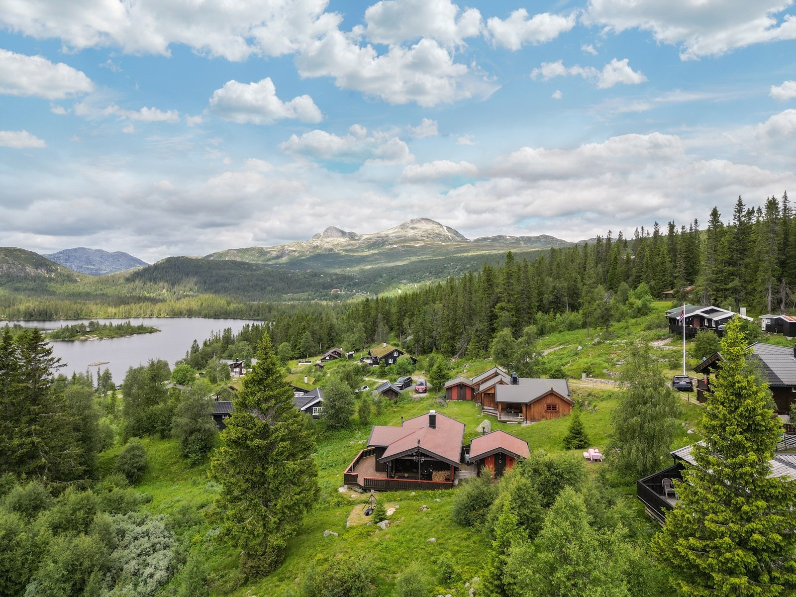 Hytta ligger fint til som del av et hyggelig hyttefelt med adkomst via bom, og med panoramautsikt mot blant annet Gaustaknea og omegn. Galleribilde