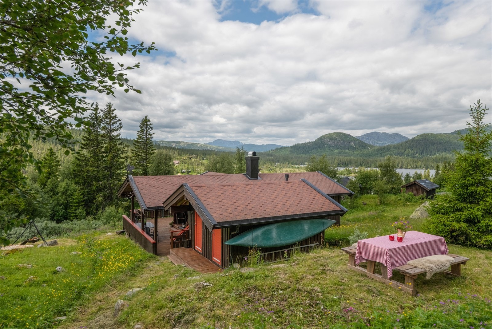 Eiendommen består av nydelig naturtomt med flotte uteplasser både under tak og under åpen himmel. Galleribilde