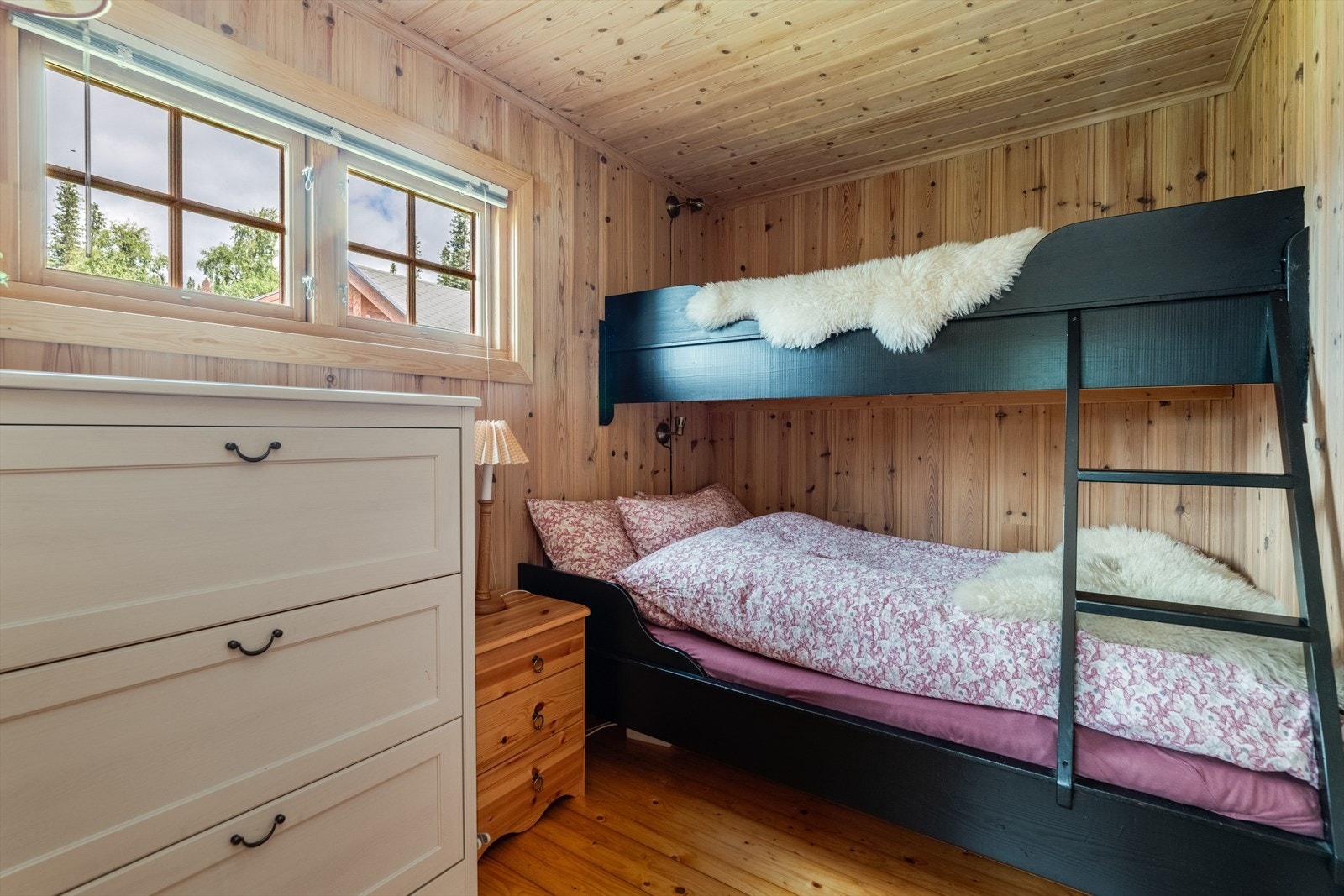 Hytta har to gode soverom som er innredet med familiekøye på det ene og køyeseng på det andre, med tilsammen 5 sengeplasser. Galleribilde