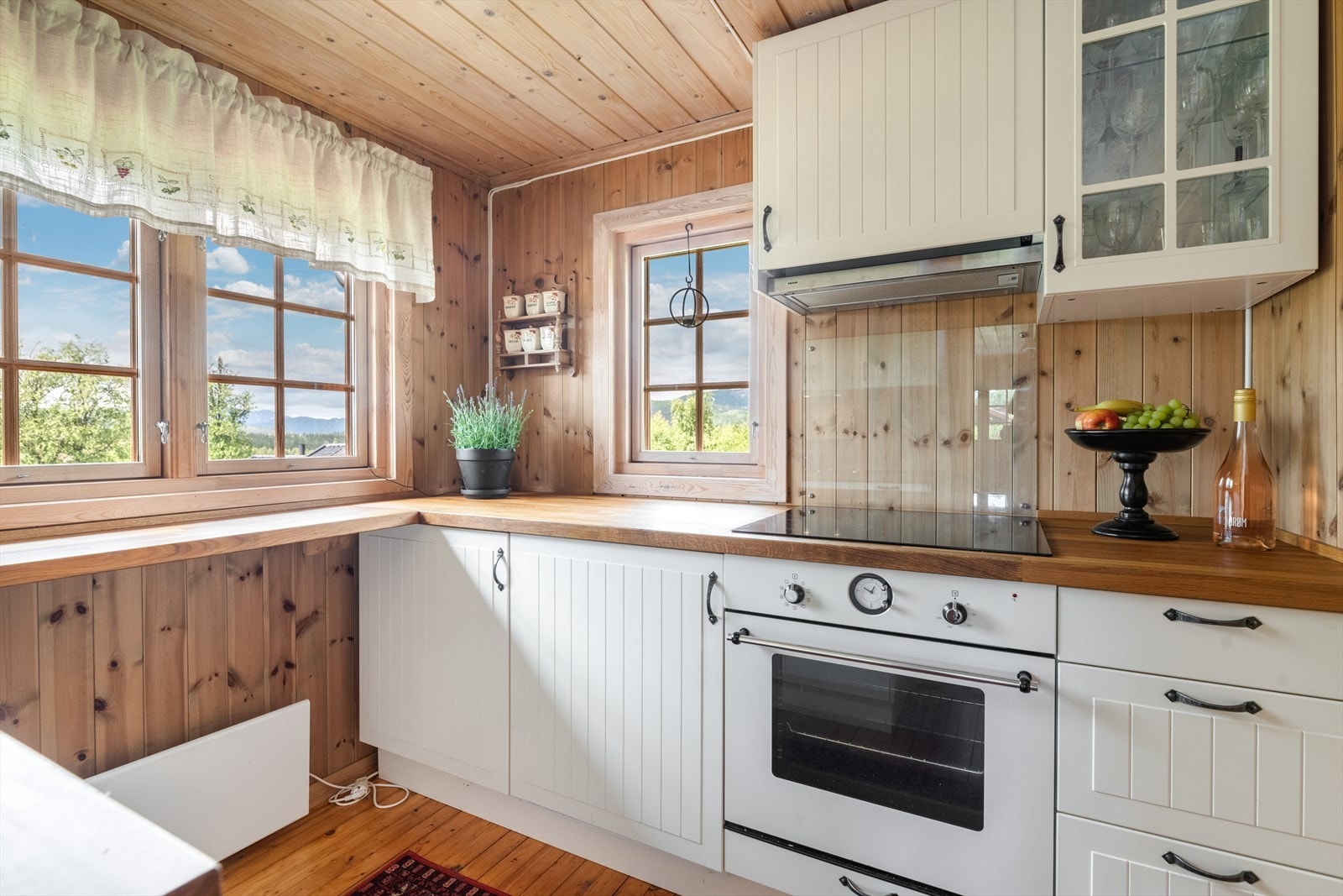 Hytta har et lyst og trivelig kjøkken med IKEA innredning. Her er det godt med oppbevaringsplass i skuffer og skap, samt at det er gode arbeidsflater på benkeplater i eik. Kjøkkenet har integrert platetopp og stekeovn, med glassplate i sprutsonen. Galleribilde