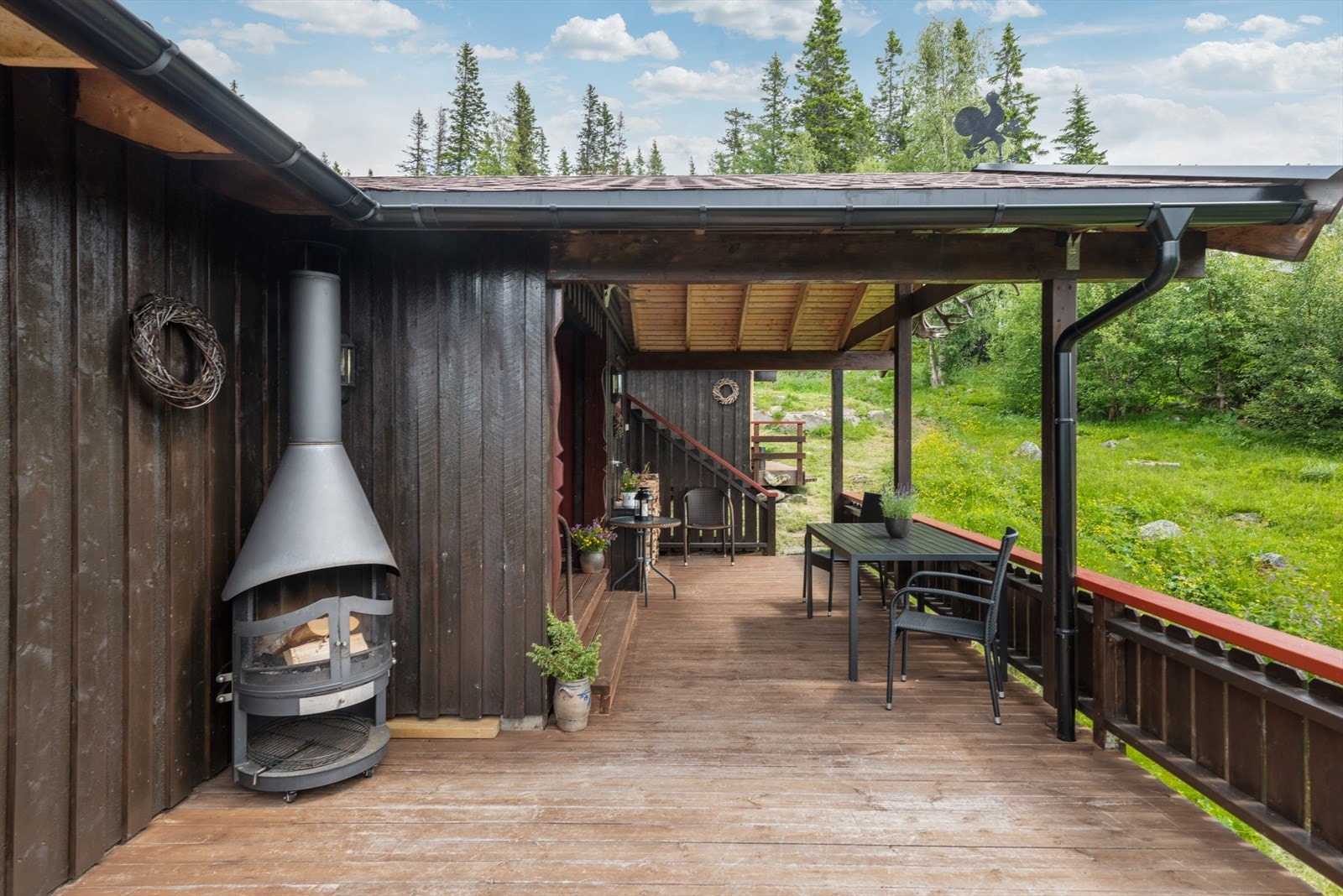 Ved det hyggelige inngangspartiet er det takoverbygg slik at man kan sitte tørt og godt uansett vær. Galleribilde