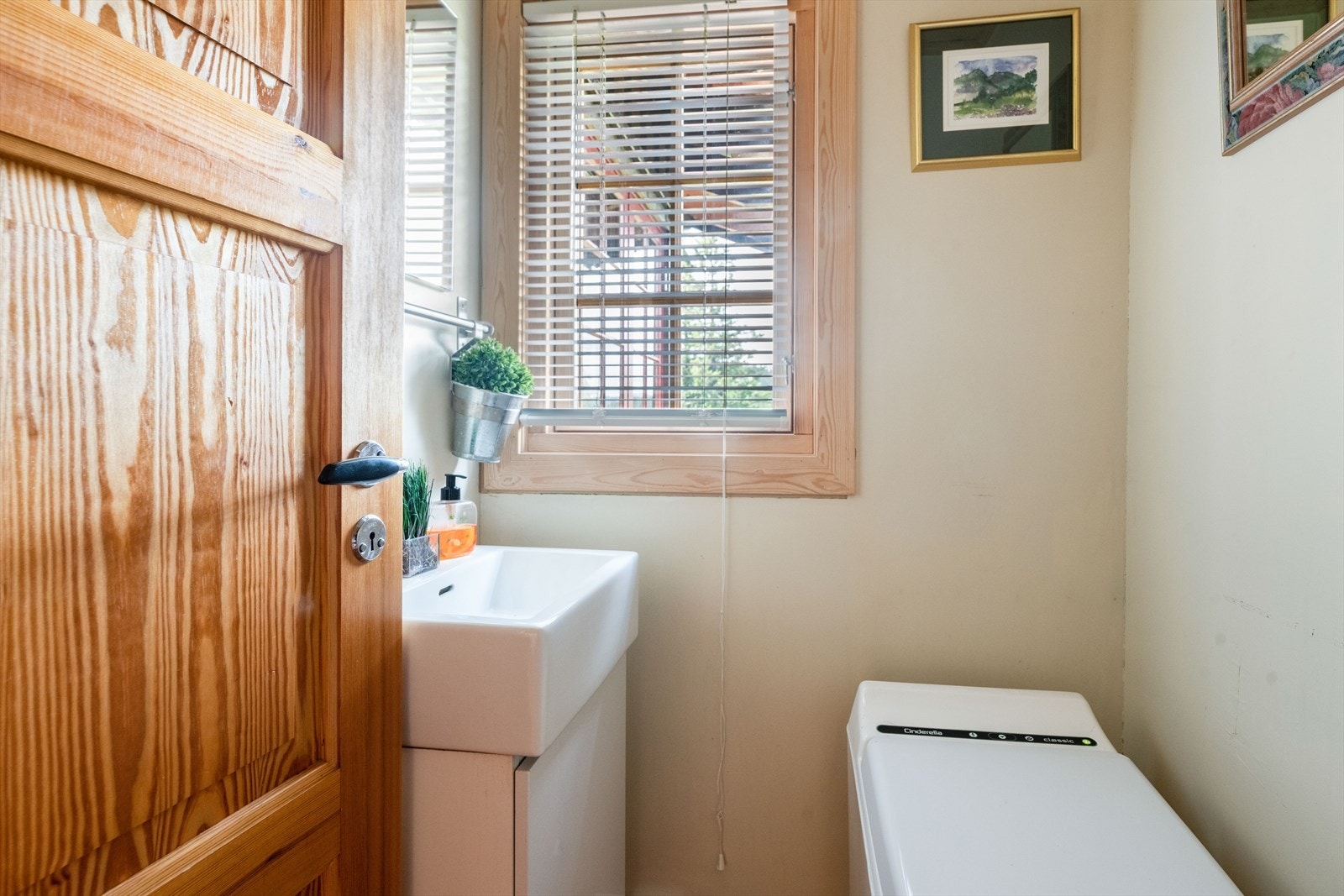 Toalettrommet er innredet med servantskap og Cinderella toalett. Galleribilde