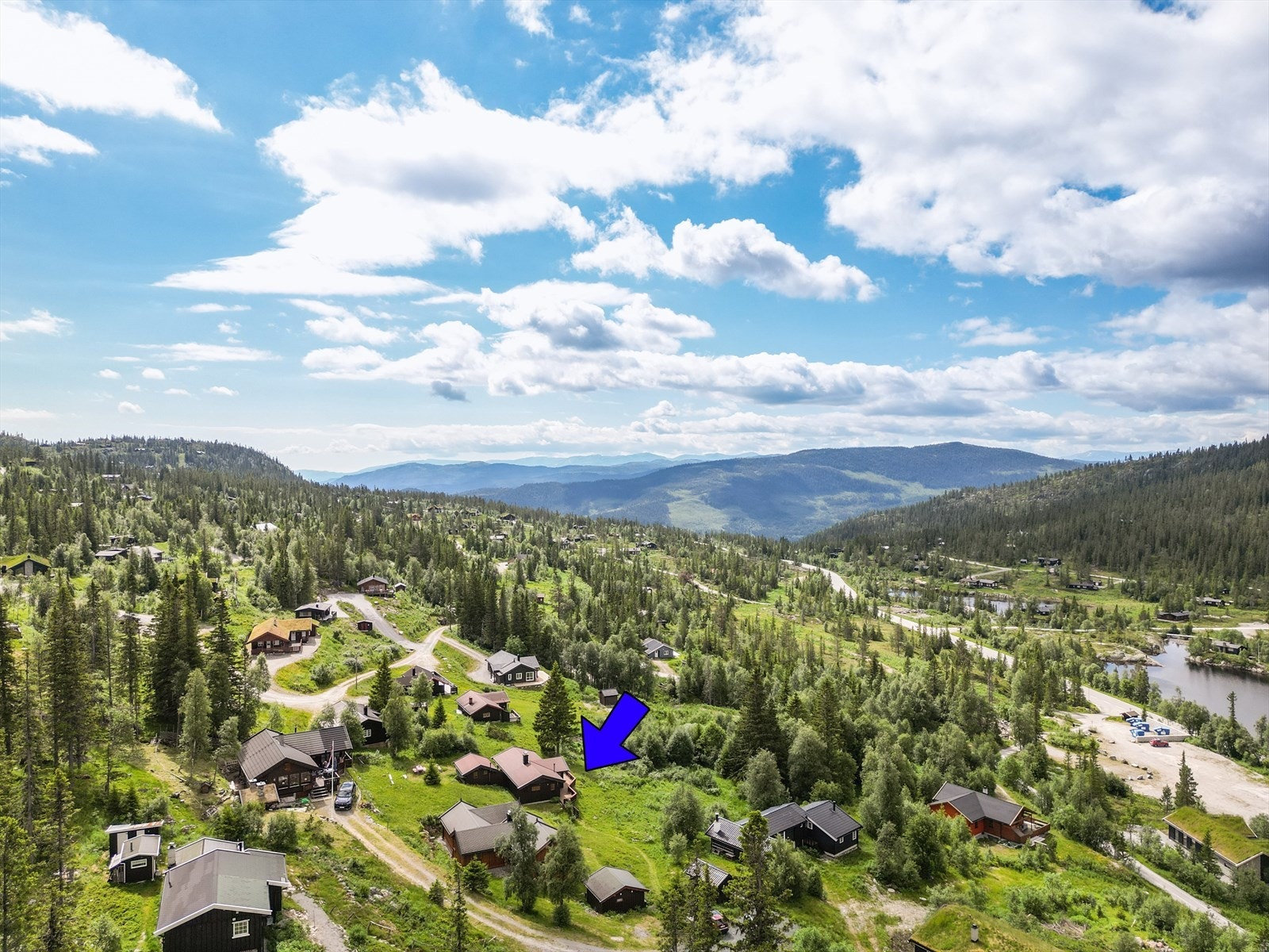 Sommer og høst er det stier også innover fjellet mot Briskeroi med gode bærmuligheter, samt er det gode muligheter for å fiske i de forskjellige vannene i området. Vinterstid er det flere flotte, oppkjørte skiløyper i nærområdet. Galleribilde