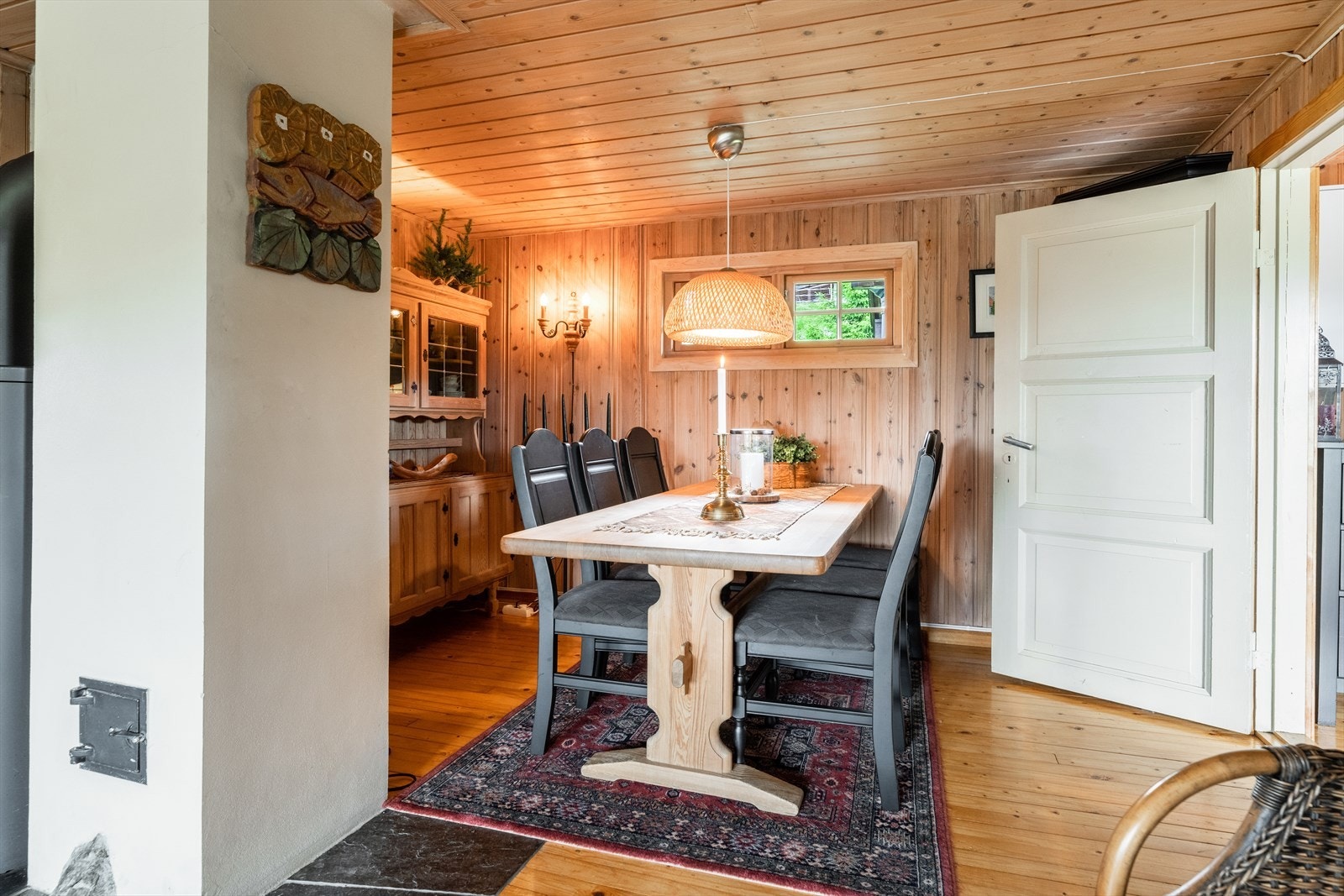 Stua har god plass til møblering, med en hyggelig dagligstue i den ene delen og spisestue i den andre. Galleribilde