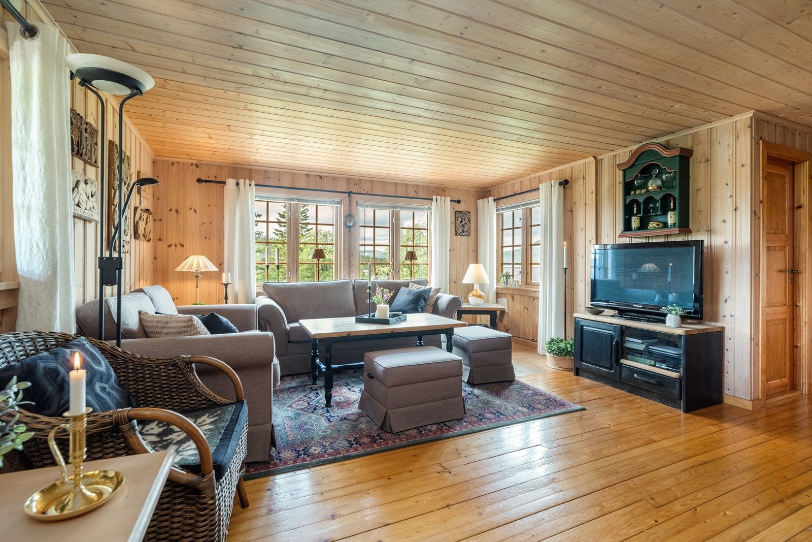 Hytta har en romslig vinkelstue med lyse overflater og gode vindusflater med nydelig utsikt. Galleribilde