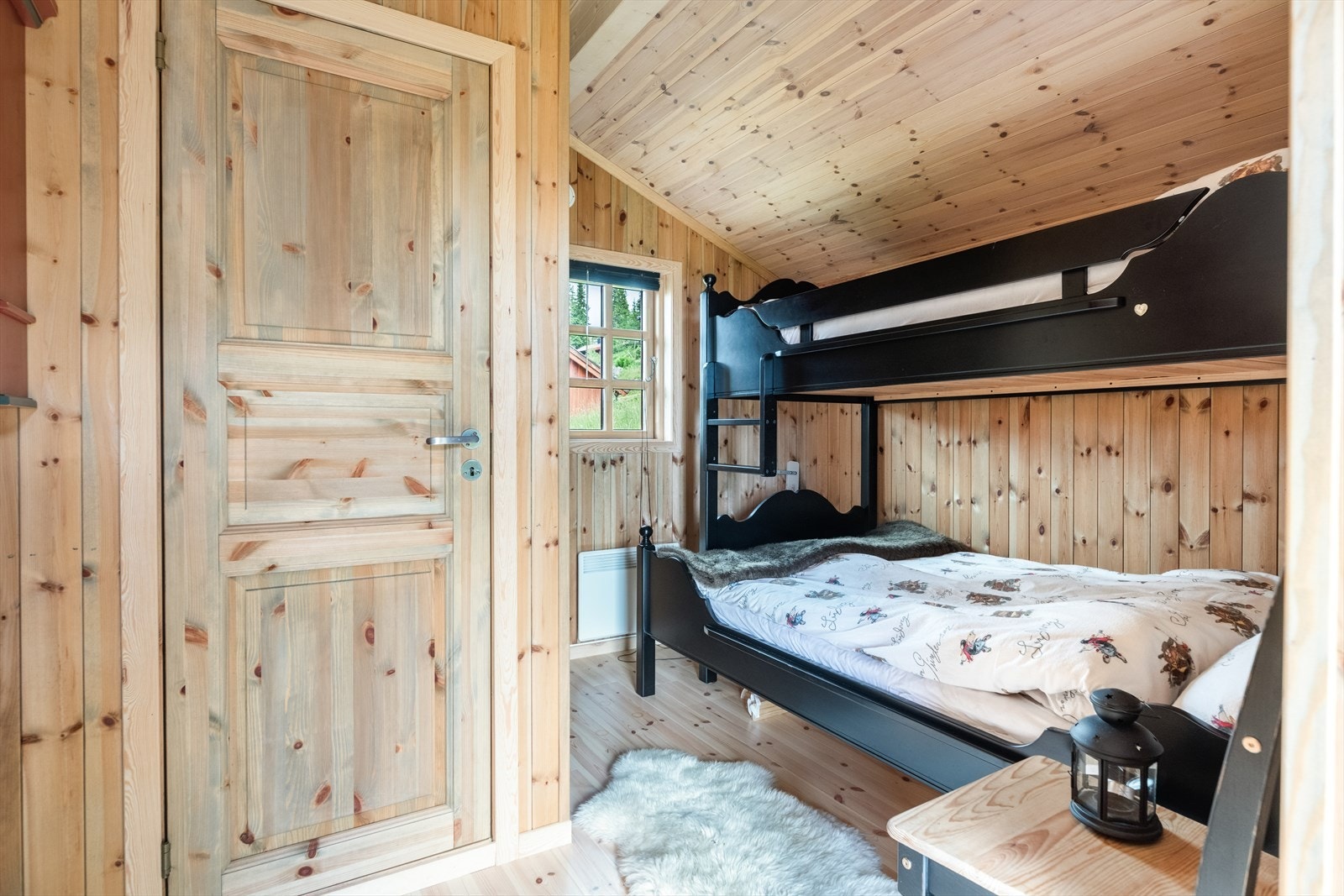 Annekset har familiekøye med tre sengeplasser og toalettrom med Cinderella do. Anneks er innredet/omgjort uten at dette er søkt om og uten at nødvendig godkjennelse er gitt av kommunen. Galleribilde