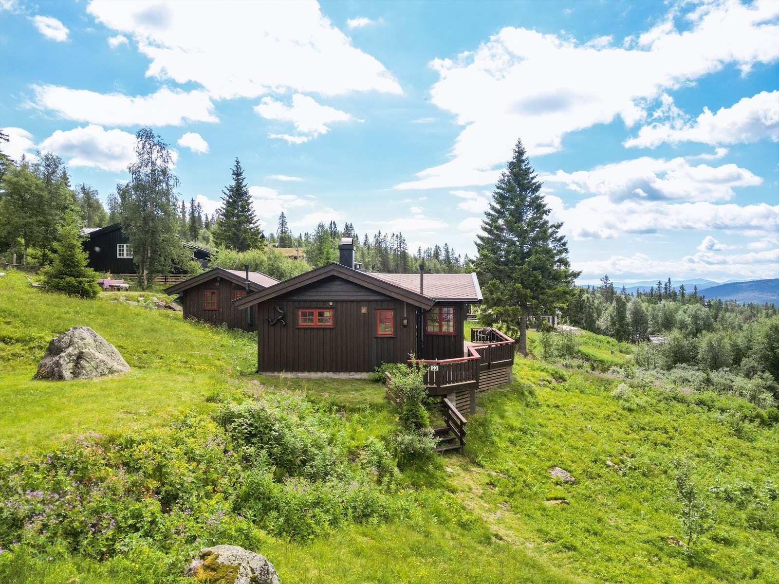 Området er omkranset av vakkert naturlandskap, med fantastisk utsikt og gode solforhold. Tuddal ligger på solsiden av Telemarks høyeste fjell, Gaustatoppen (1883 moh.) og naturen her er typisk for Øvre Telemark. Galleribilde