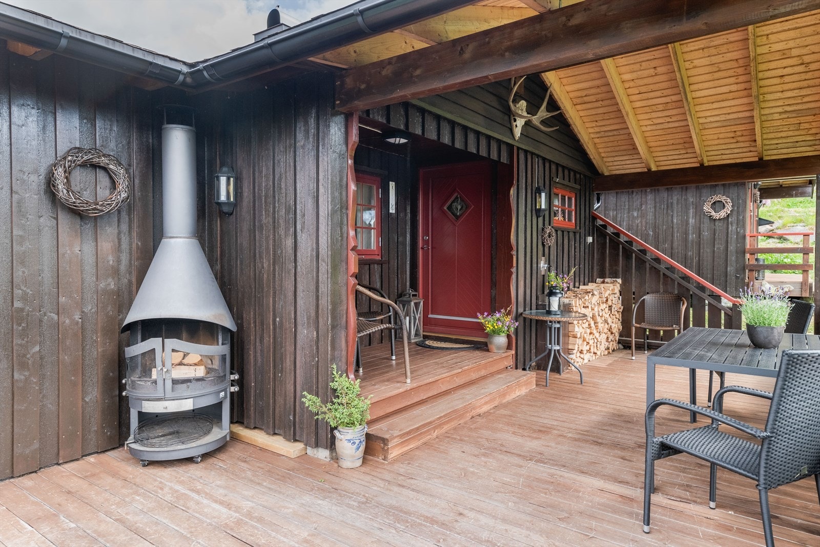 Hytta har et lunt og hyggelig inngangsparti. Galleribilde