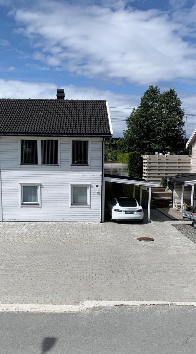 Stort og fin gårdsplass med car-port Galleribilde