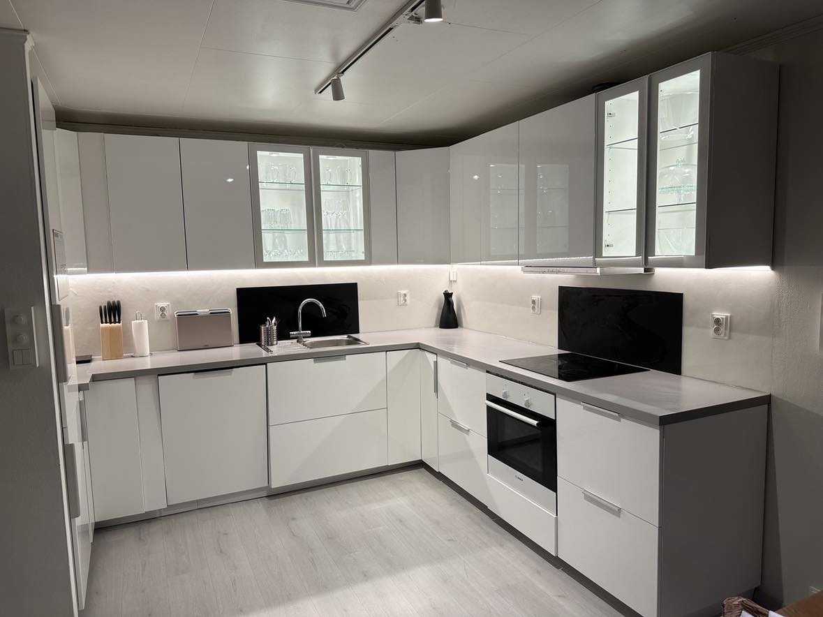 Oppgradert kjøkken integrert oppvaskmaskin, kombiskap, ovn og platetopp Galleribilde