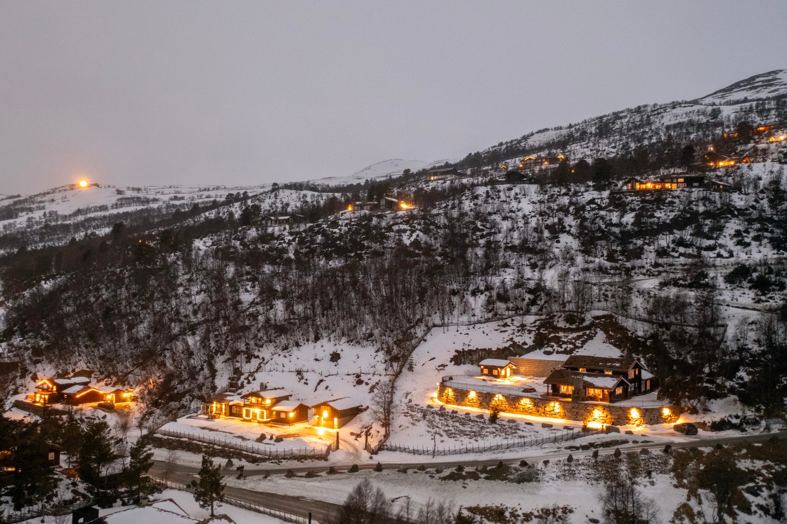 En praktfull og innholdsrik fritidsbolig på hele 259 kvm beliggende på Oppdalstoppen. Galleribilde