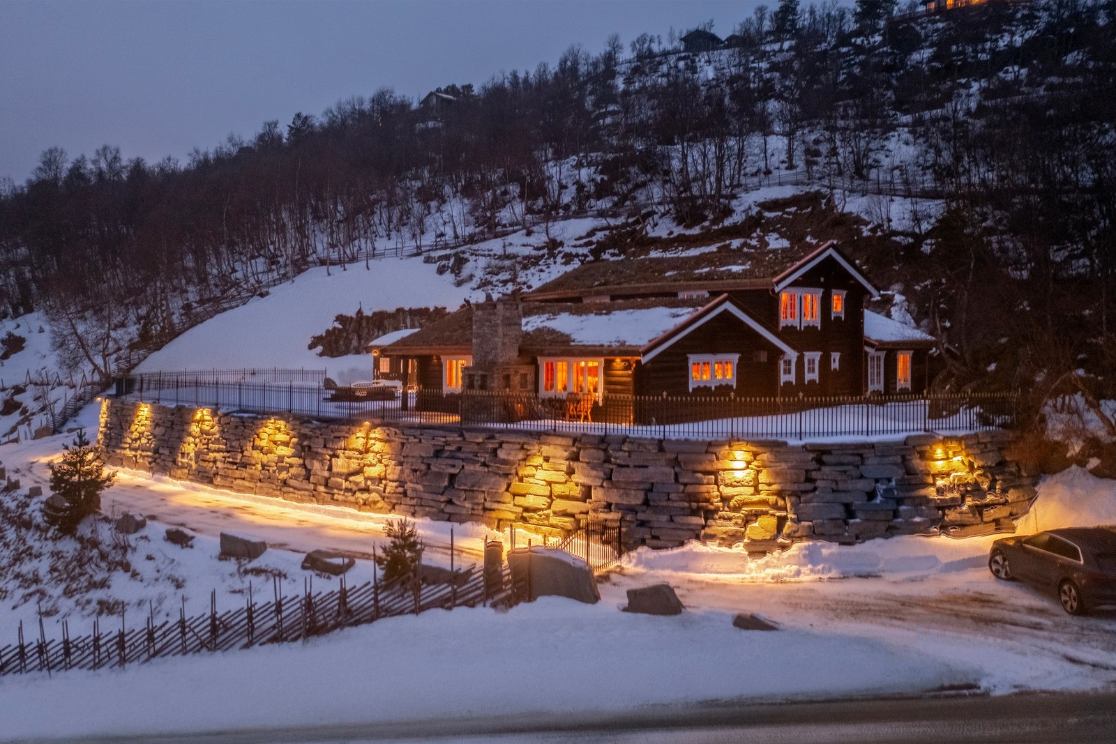 Eiendommen har en majestetisk innkjøring med lekker belysning. Galleribilde