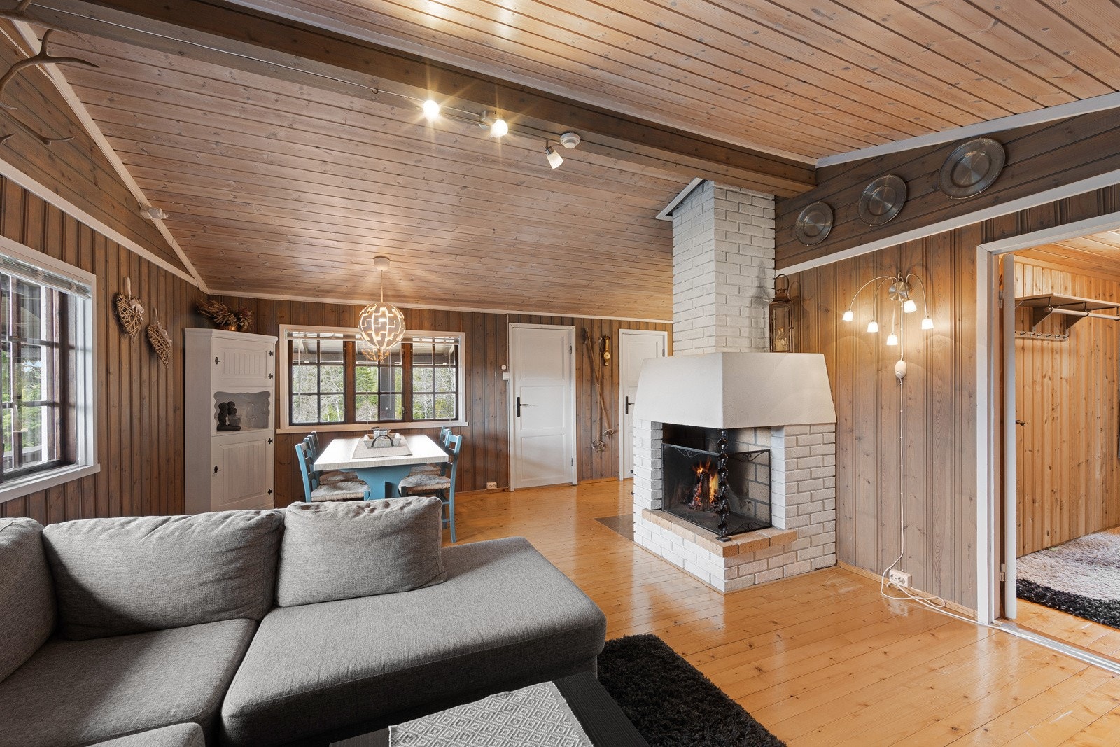 Stuen har gode vindusoverflater som er med på å skape en lun atmosfære morgen og kveld. Galleribilde