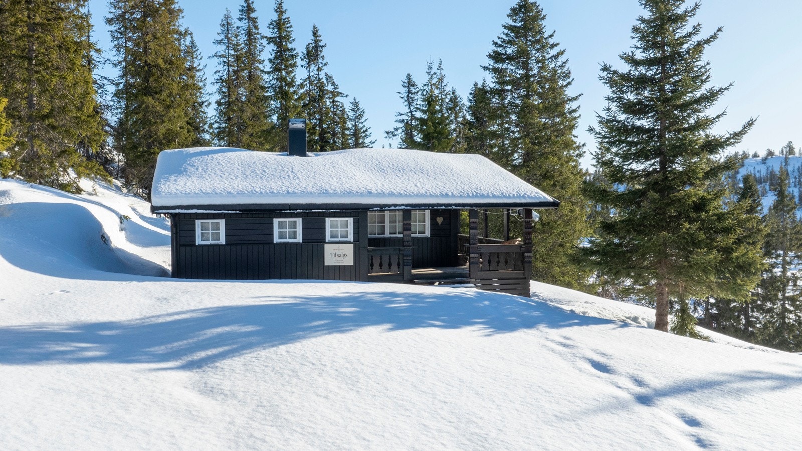 Rett utenfor hytteveggen ligger alt til rette for at både barn og voksne skal kunne trives når de er på ferie på hytta. Galleribilde