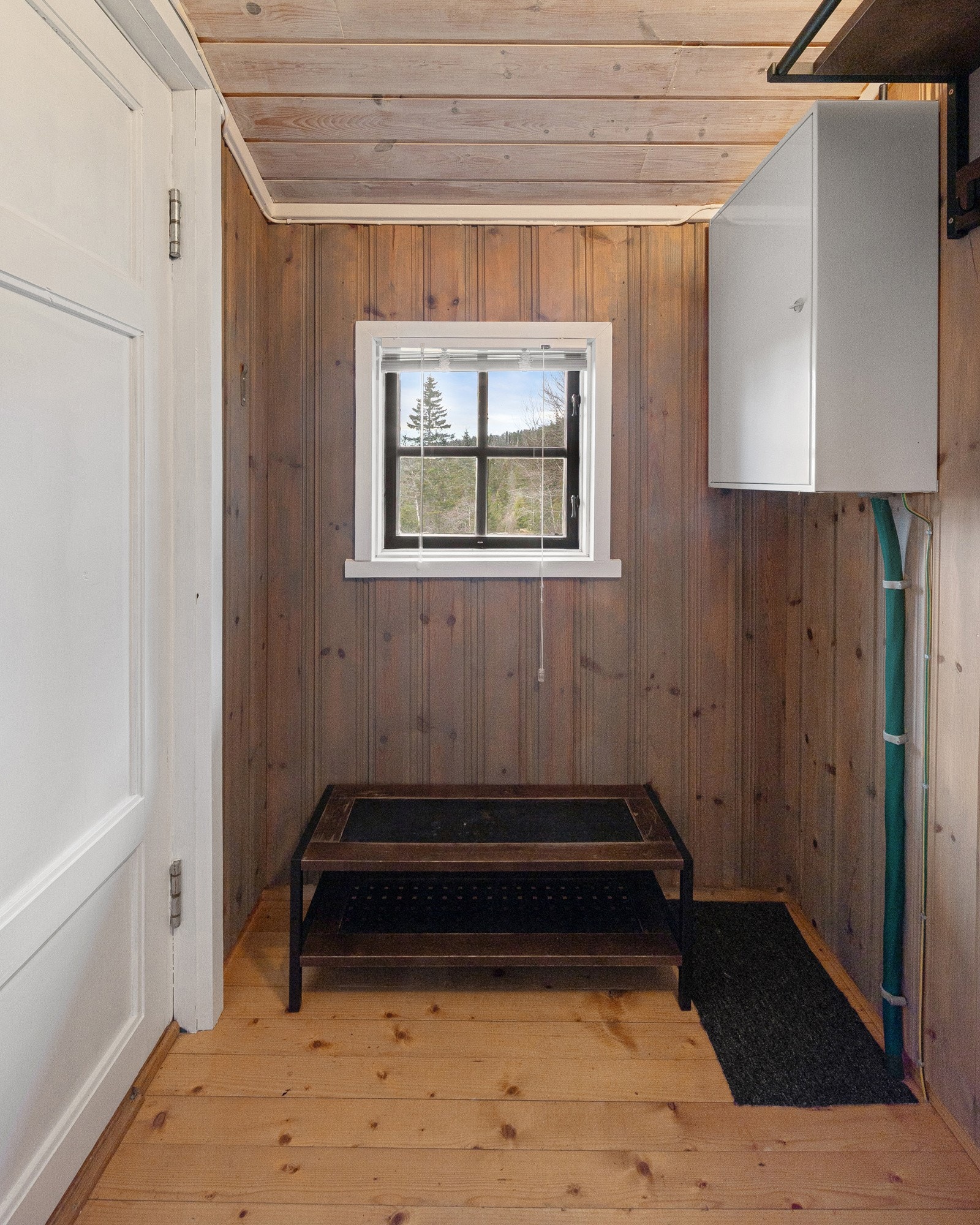 Du ankommer hytta inn i en hyggelig lys entrè. Her har du god mulighet for garderobeløsning slik at du kan henge fra yttertøy og sko. Galleribilde