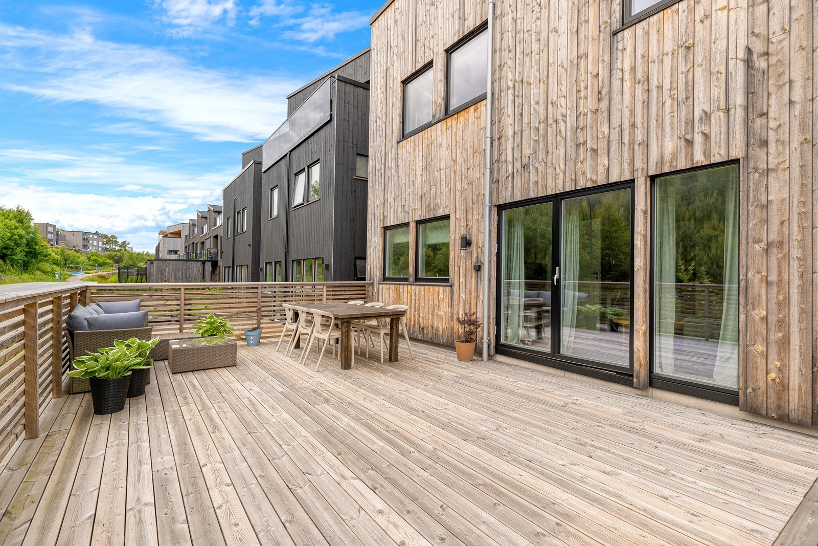 Boligen har en flott praktikant del i 1.etg med bra standard og egen romslig balkong Galleribilde