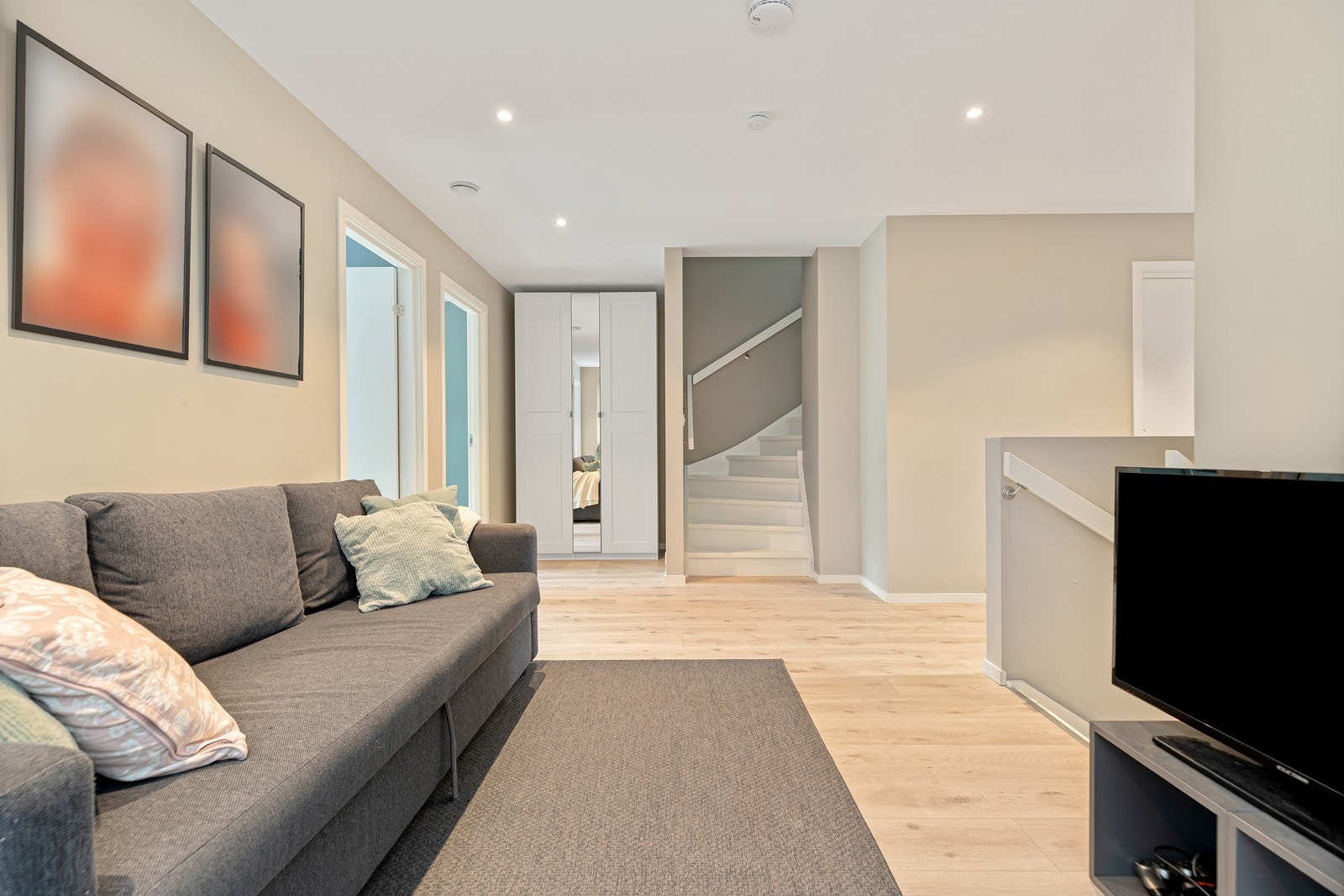 I boligens andre etasje har man en egen TV-stue, bad og 4 soverom Galleribilde