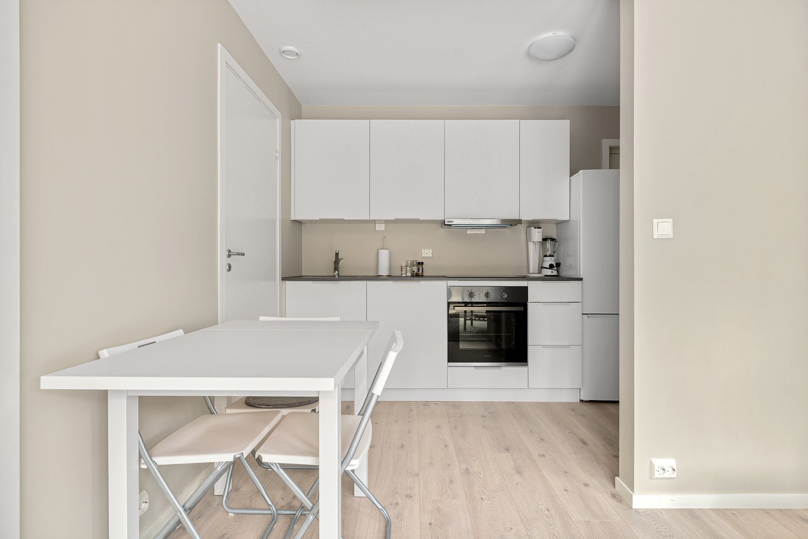 Praktikantdelen holder høy standard, og inneholder et flott kjøkken, bad og soverom Galleribilde