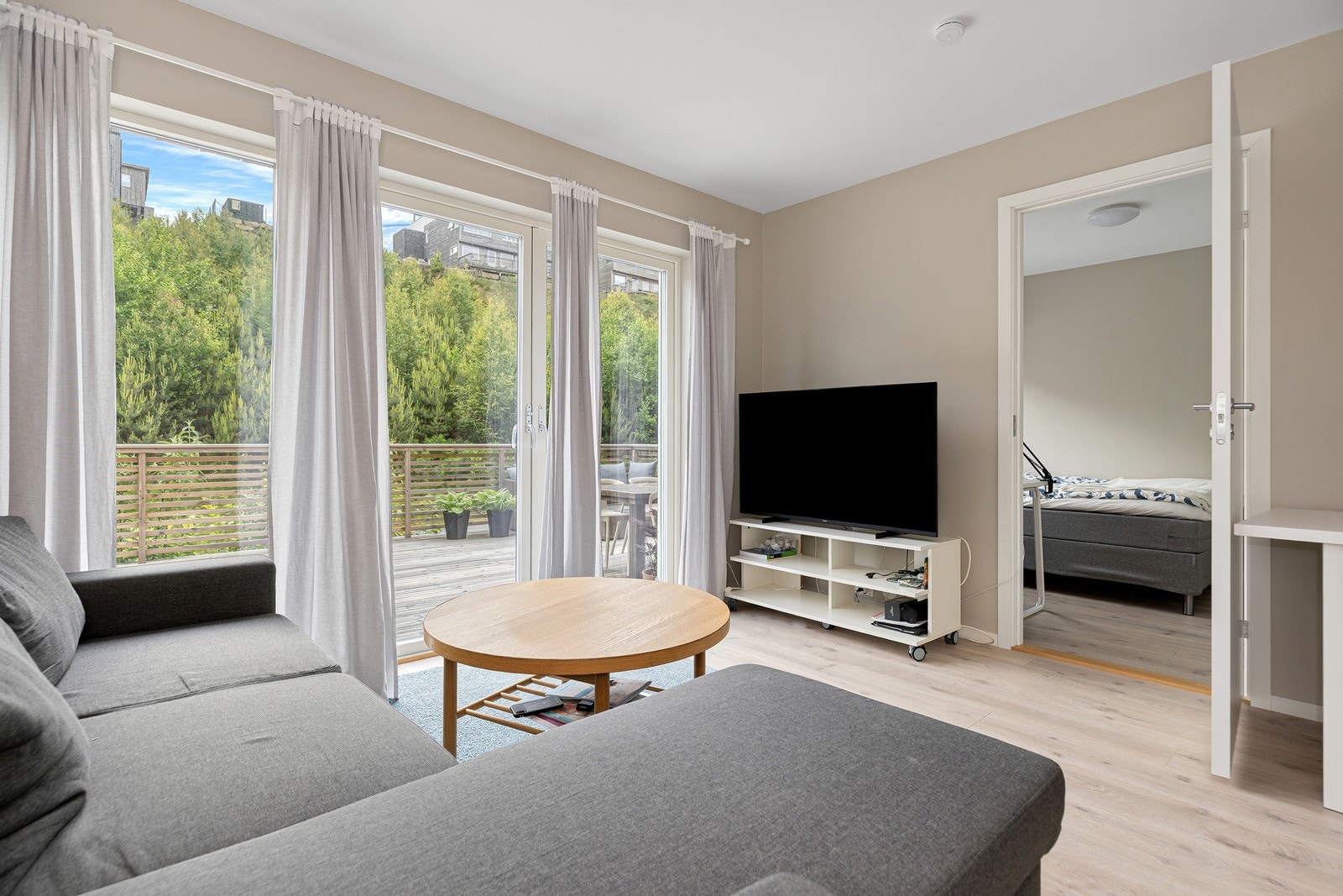 Fra stuen har man direkte adkomst ut til en stor og solfylt terrasse Galleribilde