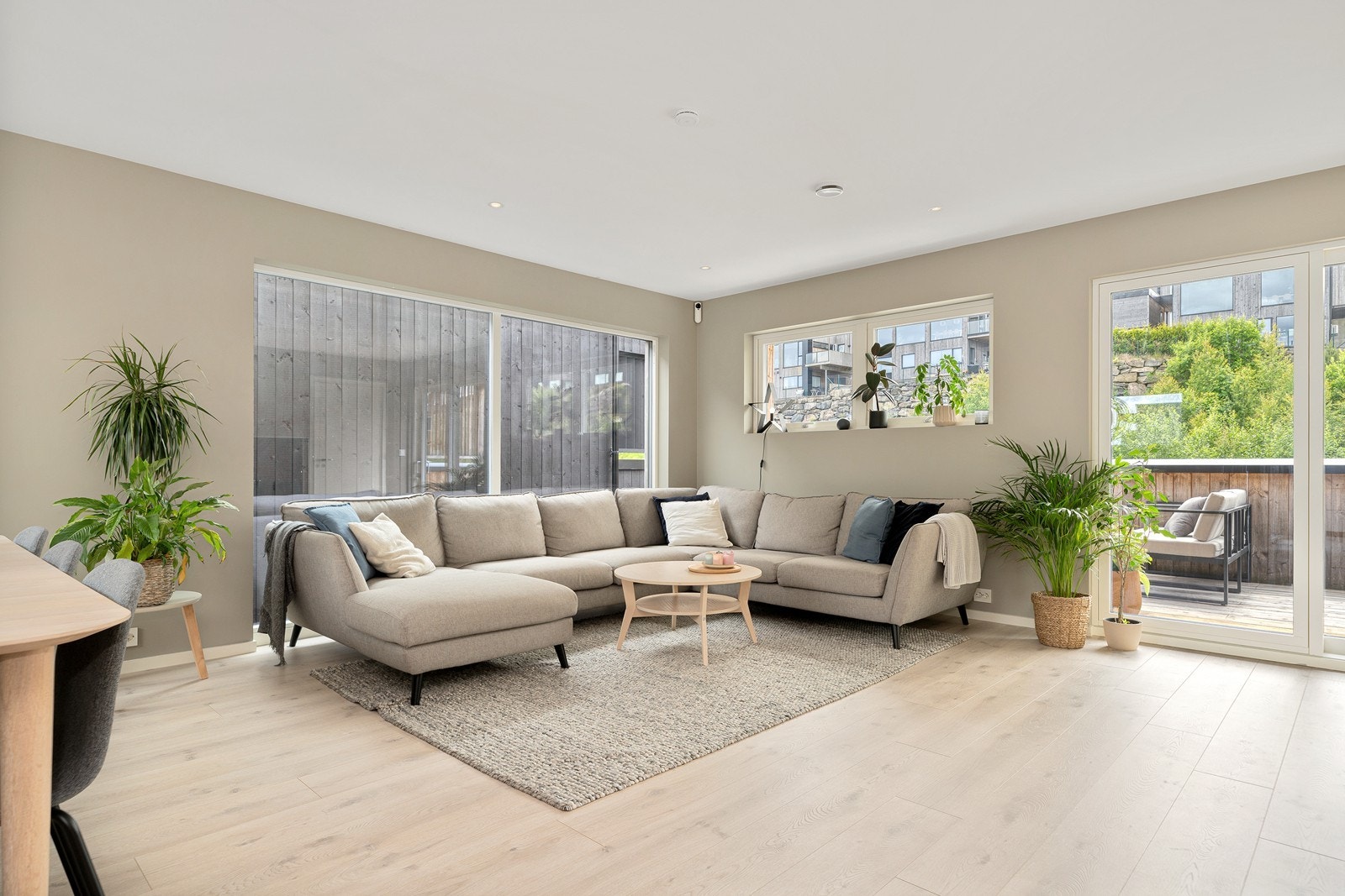 Tredje etasje har en praktisk planløsning med gode pusterom og fleksible møbleringsmuligheter. Her er det enkelt å innrede med sofagruppe eller annet ønsket møblement Galleribilde