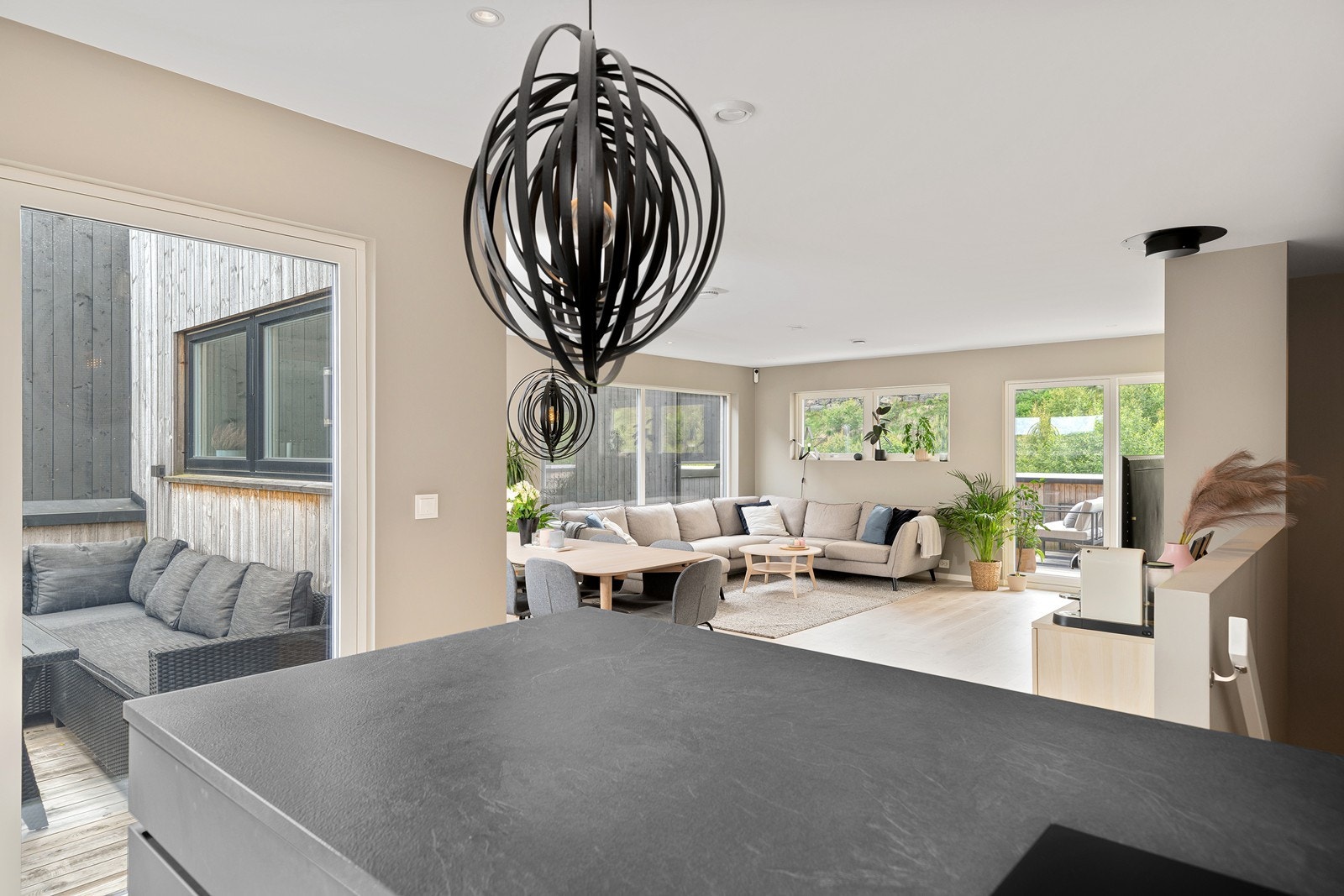 Fra kjøkken har man direkte adkomst til koselig balkong Galleribilde