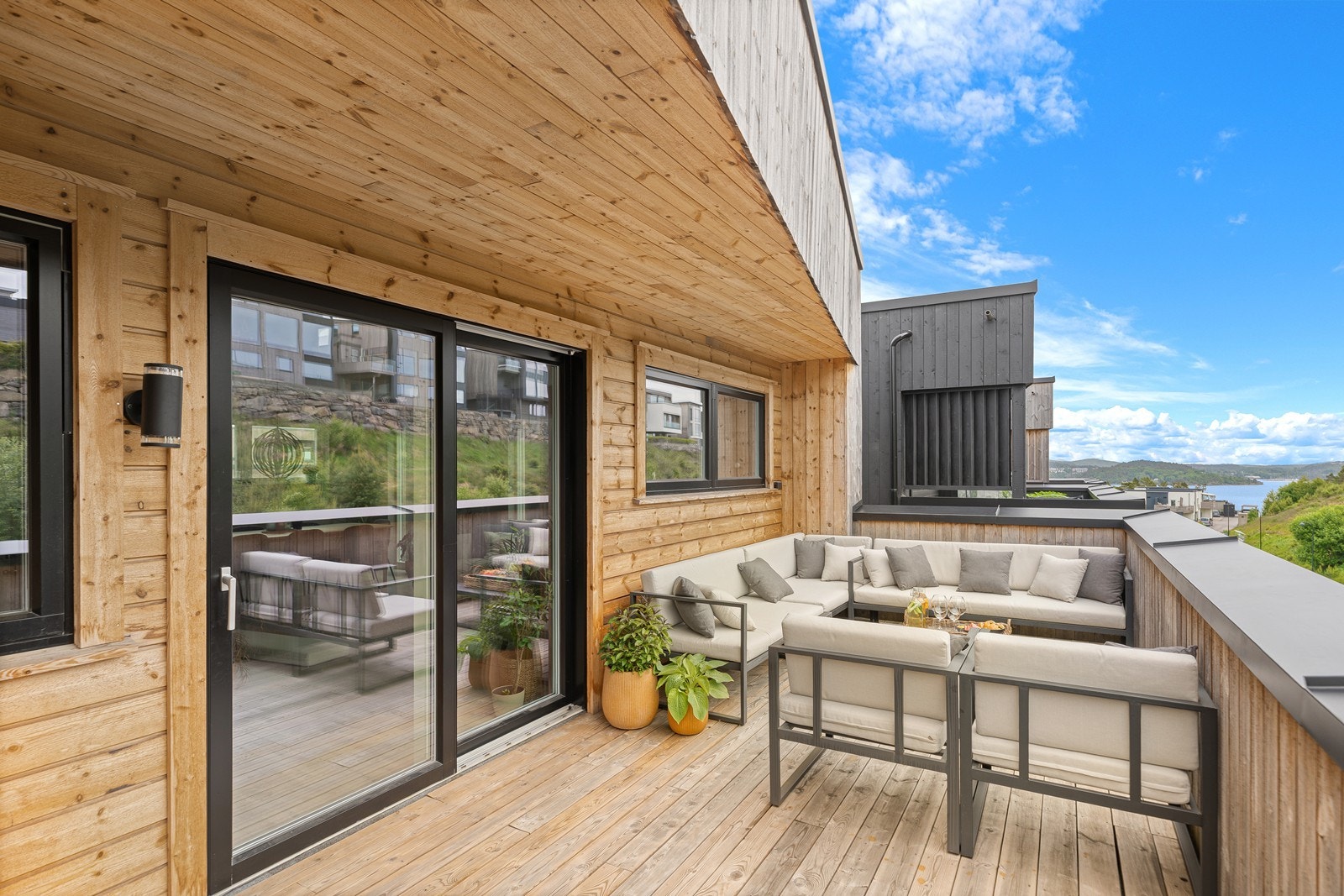 Eiendommen har flere romslige uteplasser med gode solforhold og flott utsikt Galleribilde