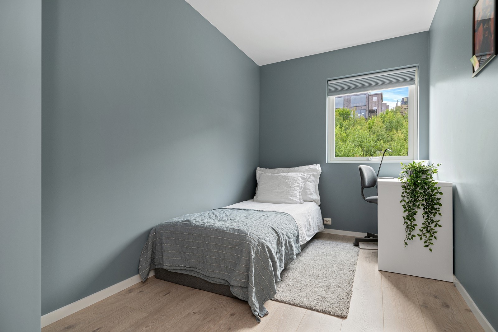 Soverom 2 med plass til seng, garderobeskap eller annet ønskelig møblement Galleribilde