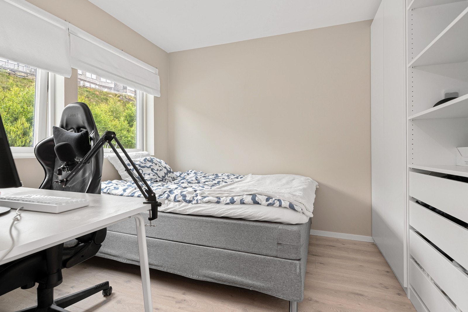 Soverommet er av god størrelse med plass til dobbeltseng, garderobeskap og annet ønskelig møblement Galleribilde