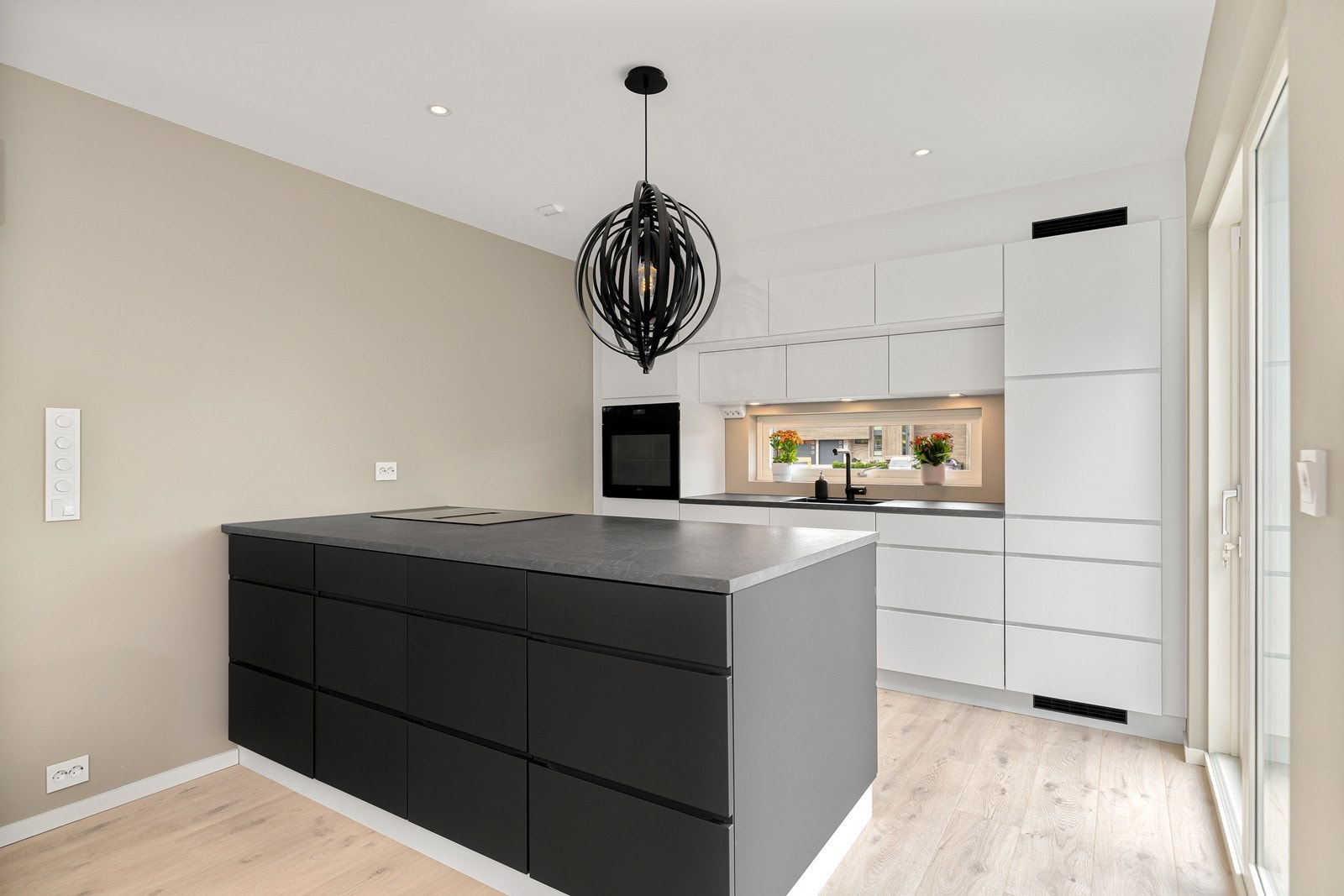 Stilrent kjøkken med moderne uttrykk, glatte fronter og praktisk benkeplate i laminat Galleribilde