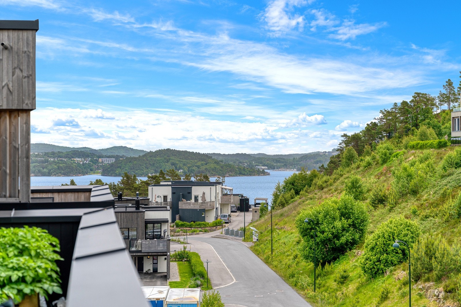 Utsikten mot sjøen kombinert med grønne omgivelser skaper en naturnær ramme rundt eiendommen Galleribilde
