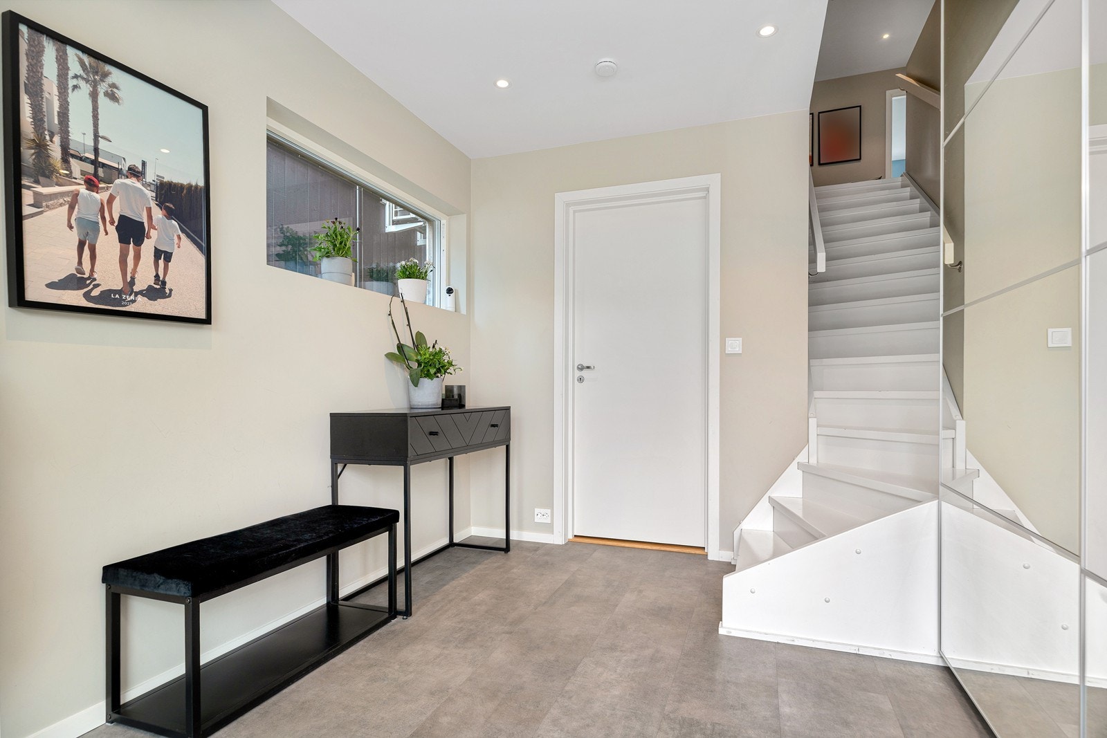 Gangen er lys og romslig, og har et fastmontert garderobeskap som gir god plass til oppbevaring av yttertøy og annet Galleribilde