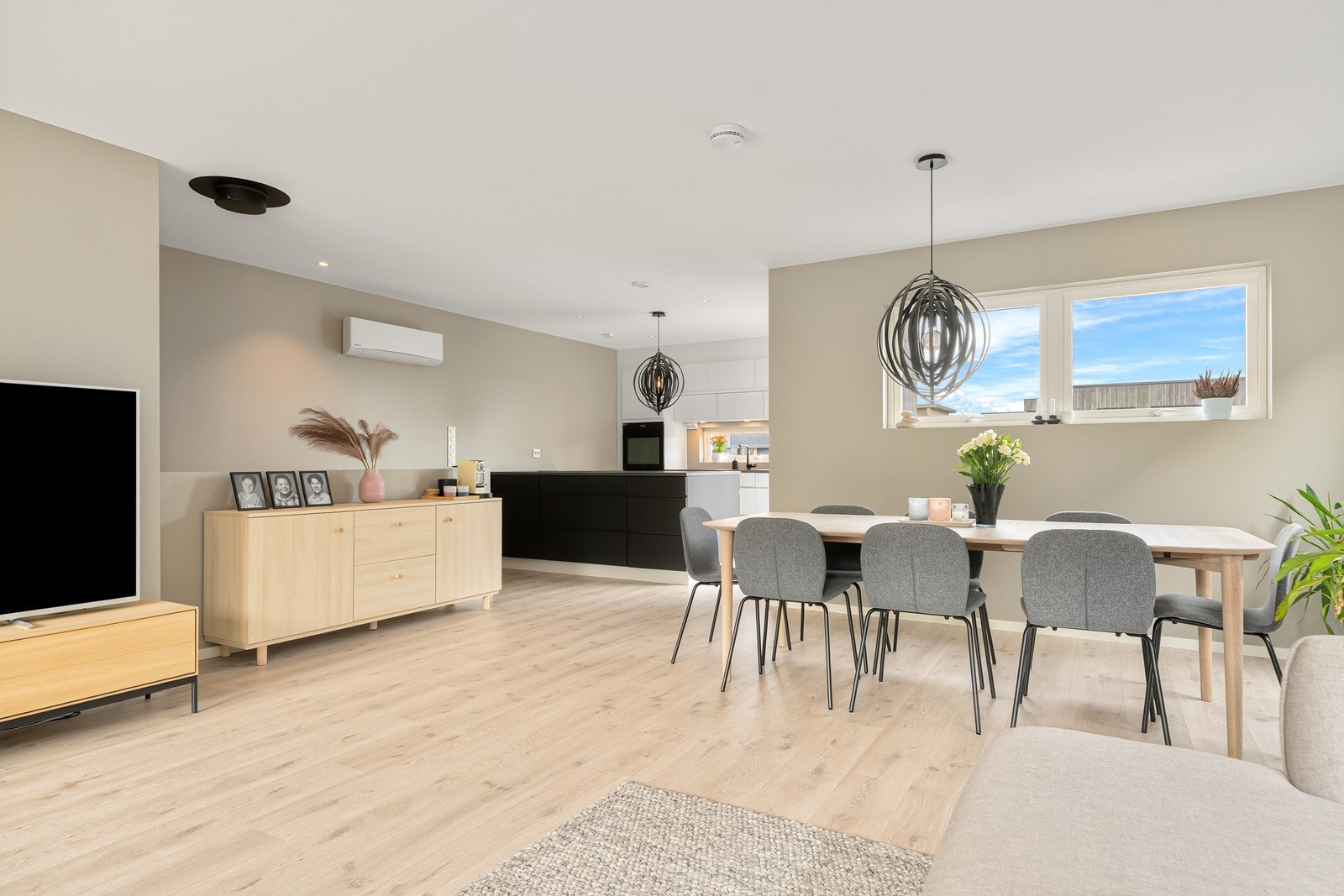 Åpen løsning mellom stue og kjøkken gir en god romfølelse og fine muligheter for sosialt samvær Galleribilde