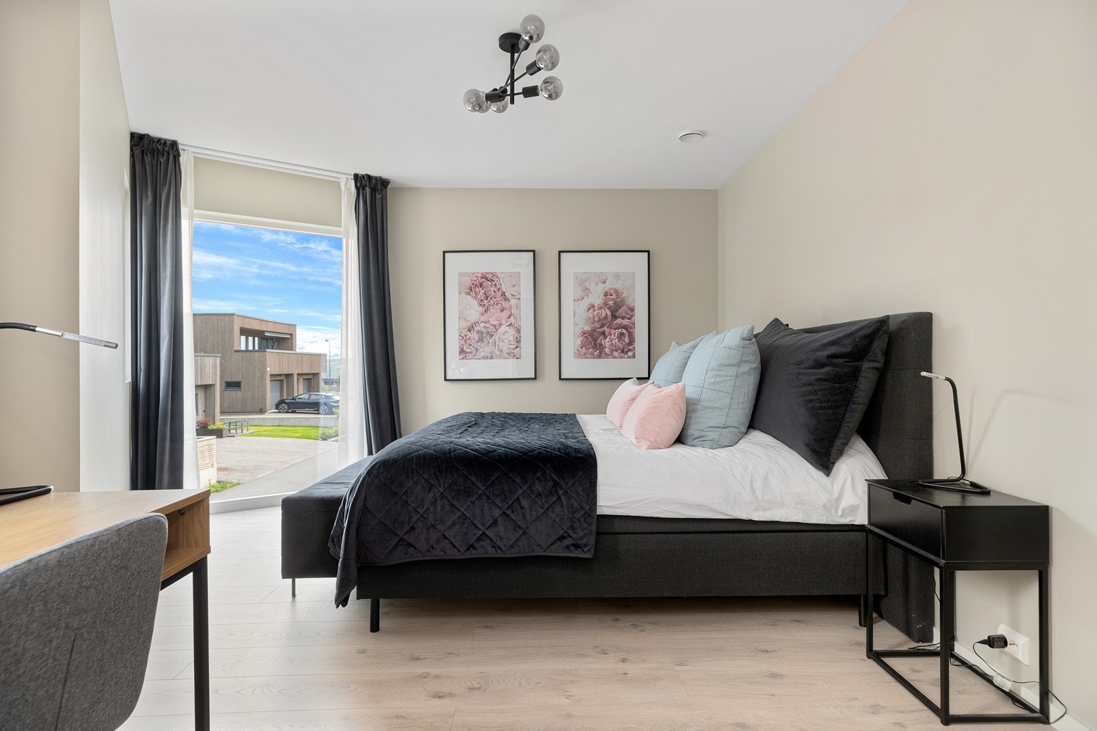 Hovedsoverommet er av god størrelse med plass til dobbelseng, nattbord og annet ønskelig møblement Galleribilde