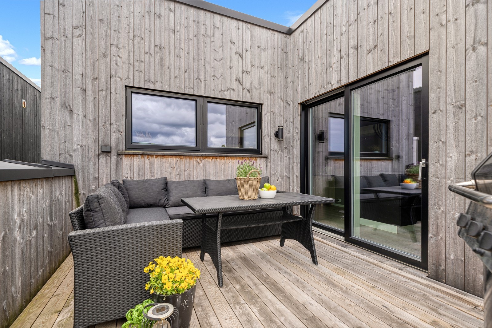 Koselig balkong med plass til sittegruppe, beplantning, grill, m.m. Galleribilde