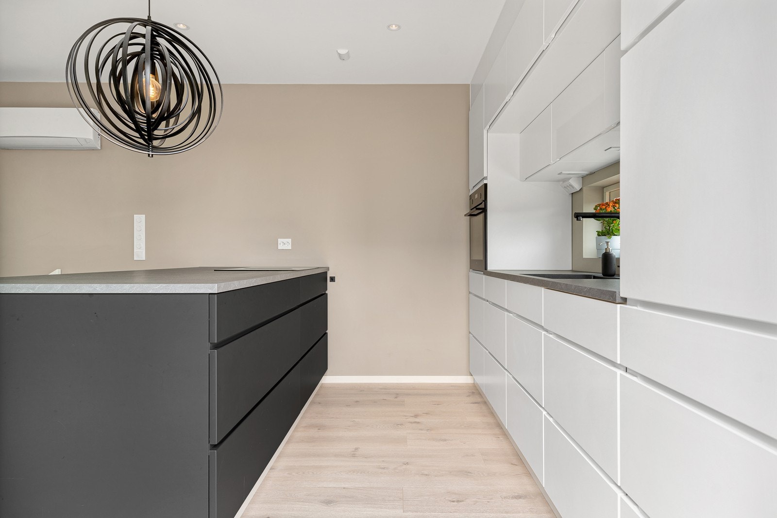 Kjøkkenet har gode arbeidsflater både på benk og kjøkkenøy, samt rikelig med oppbevaringsplass i skuffer og skap Galleribilde