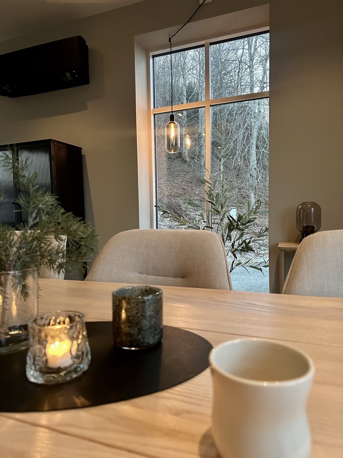 God stemning ved spisebordet - utsikt mot aleen. Galleribilde