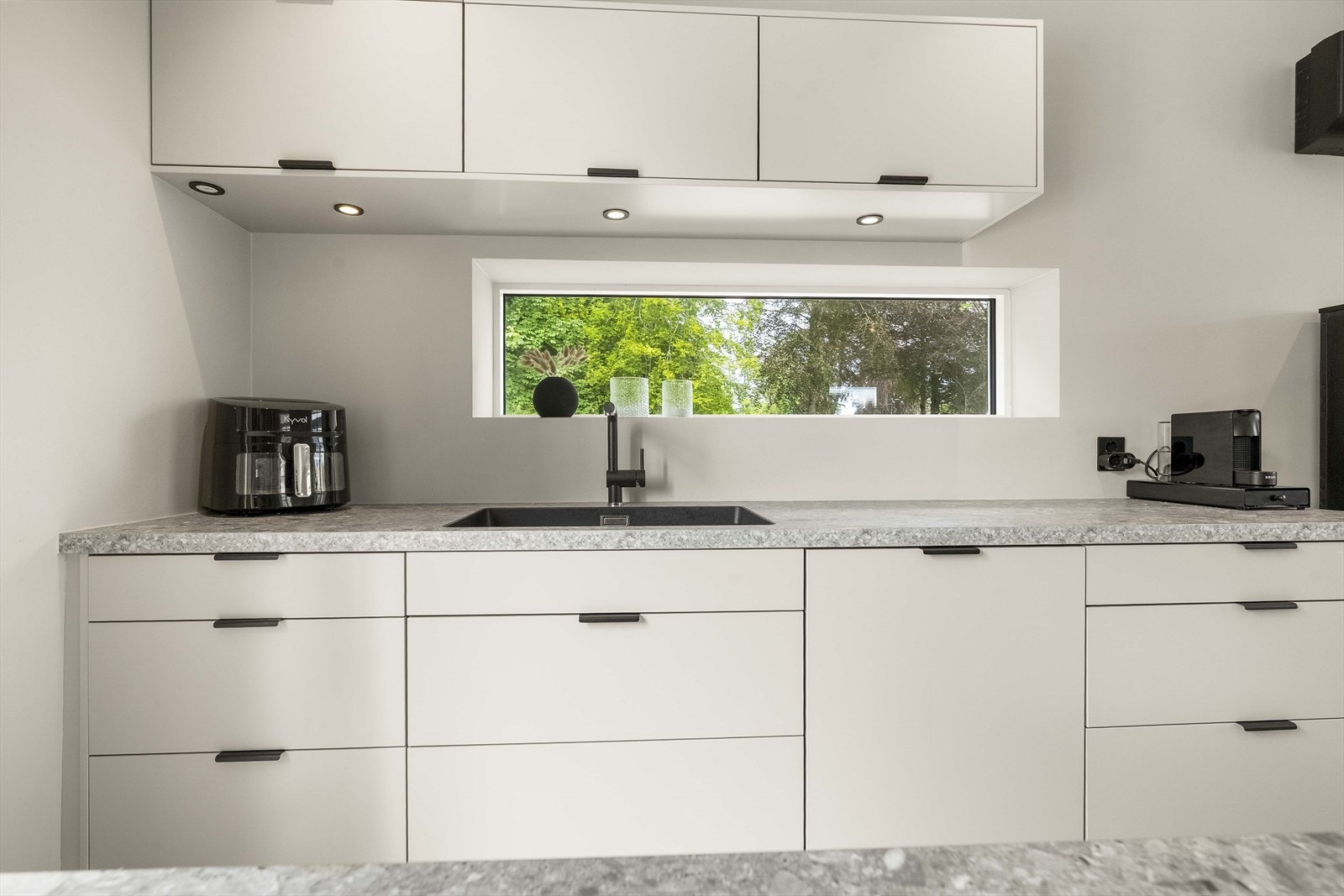 Flotte vindauge gir god utsikt og masse lys inn Galleribilde