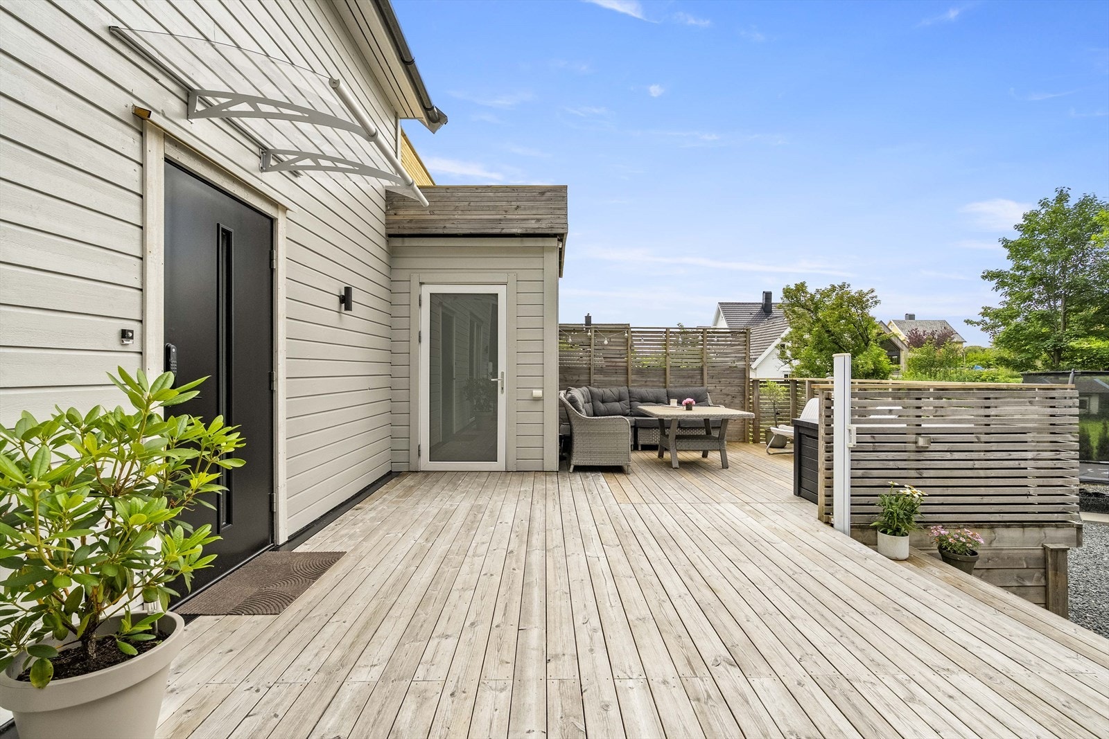 Inngangsparti med eigen tilkomst til vaskerom/bad Galleribilde