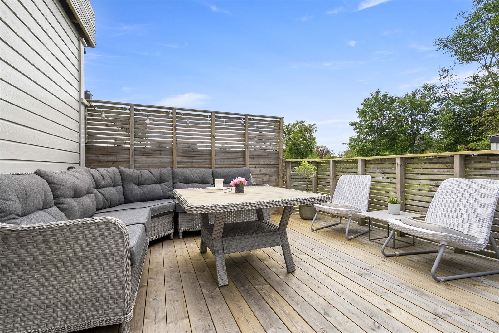 Stor sørvendt terrasse ved inngangsparti Galleribilde