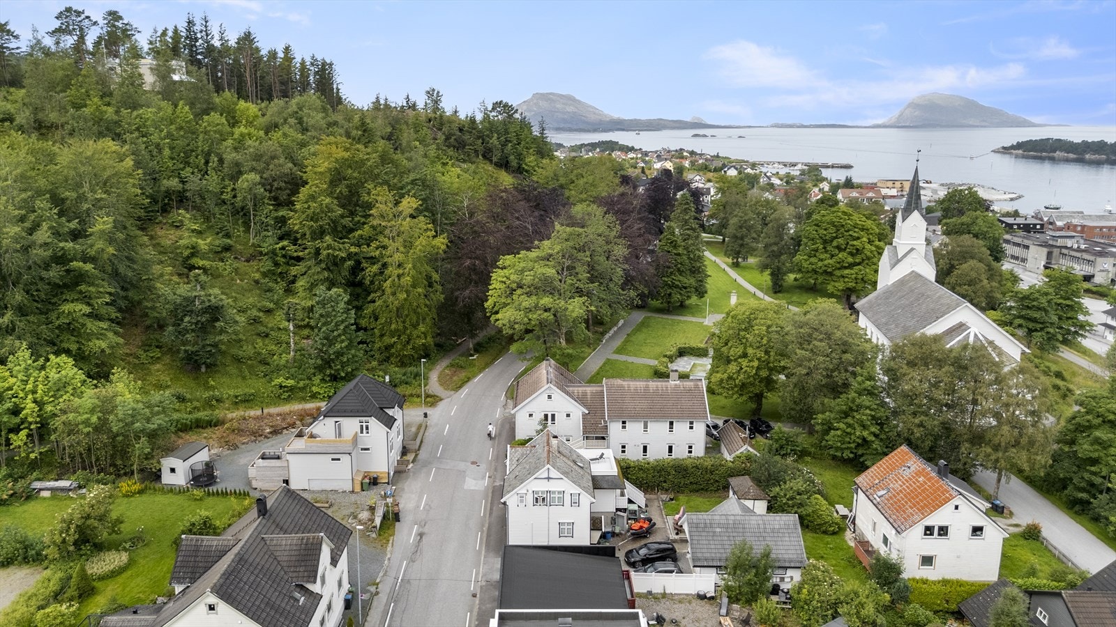 Eigedomen ligg fint til område ved Kirkeparken og Lilleåsen Galleribilde