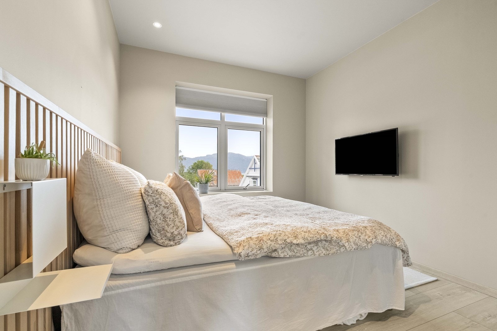 Det er 3 soverom i loftsetasjen Galleribilde