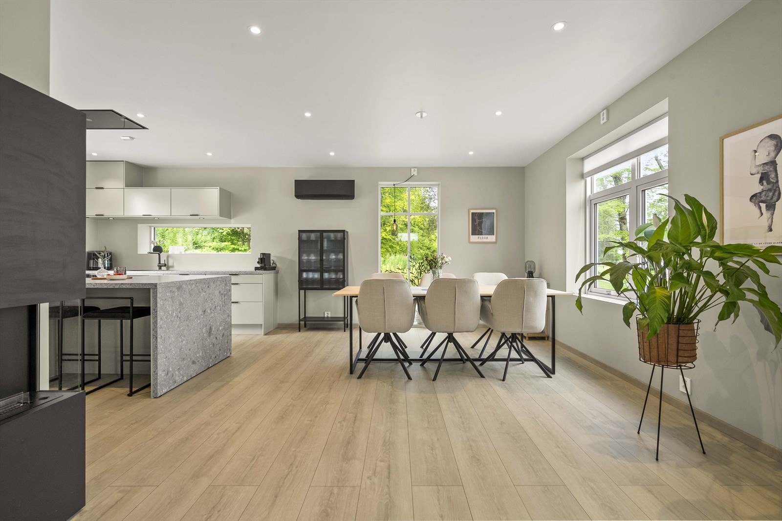 Det er open løysing mellom stove og kjøkken. Oppvarming med varmepumpe eller peis med tenderflame. Galleribilde