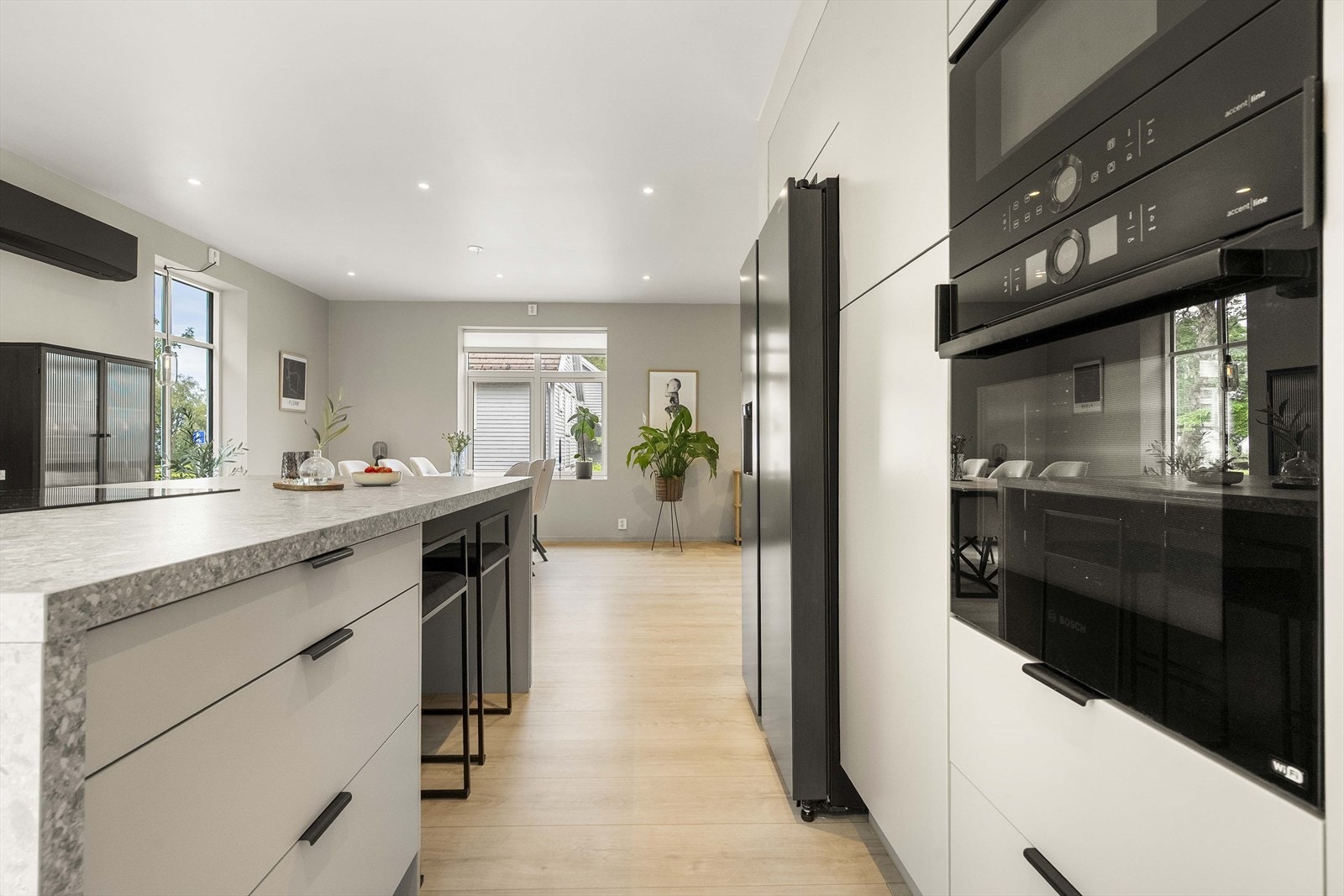 Kjøkkenøy med sitteplasser Galleribilde