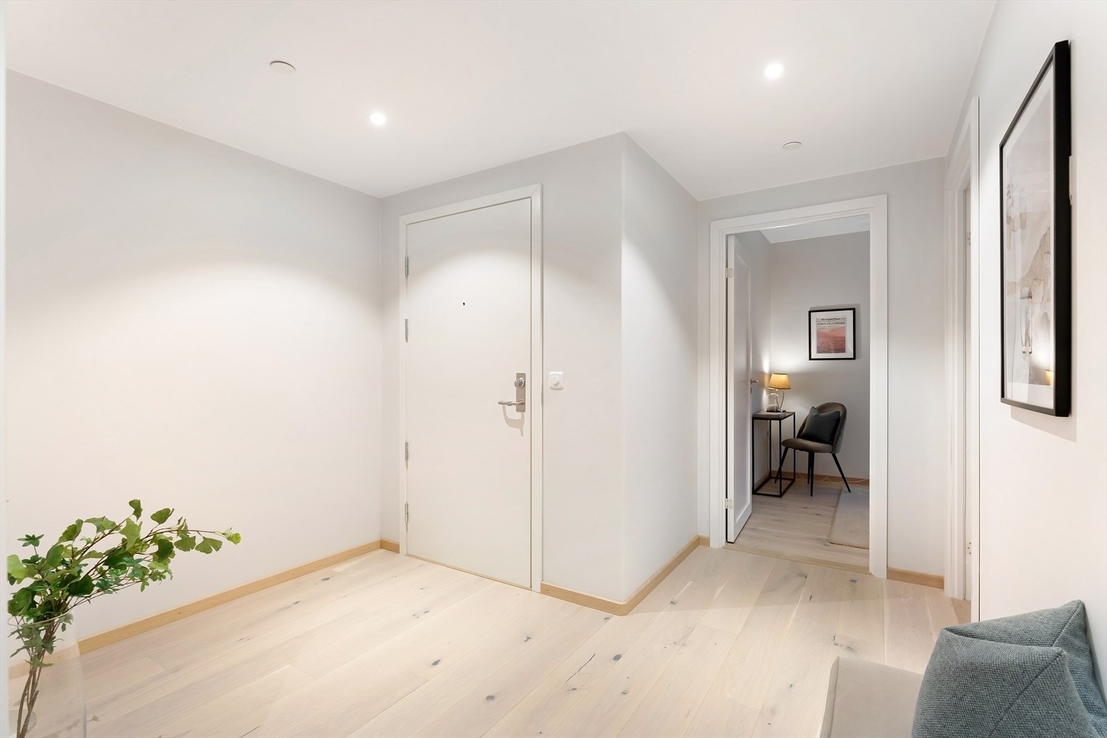 Hall med avsatt plass til garderobe. Galleribilde