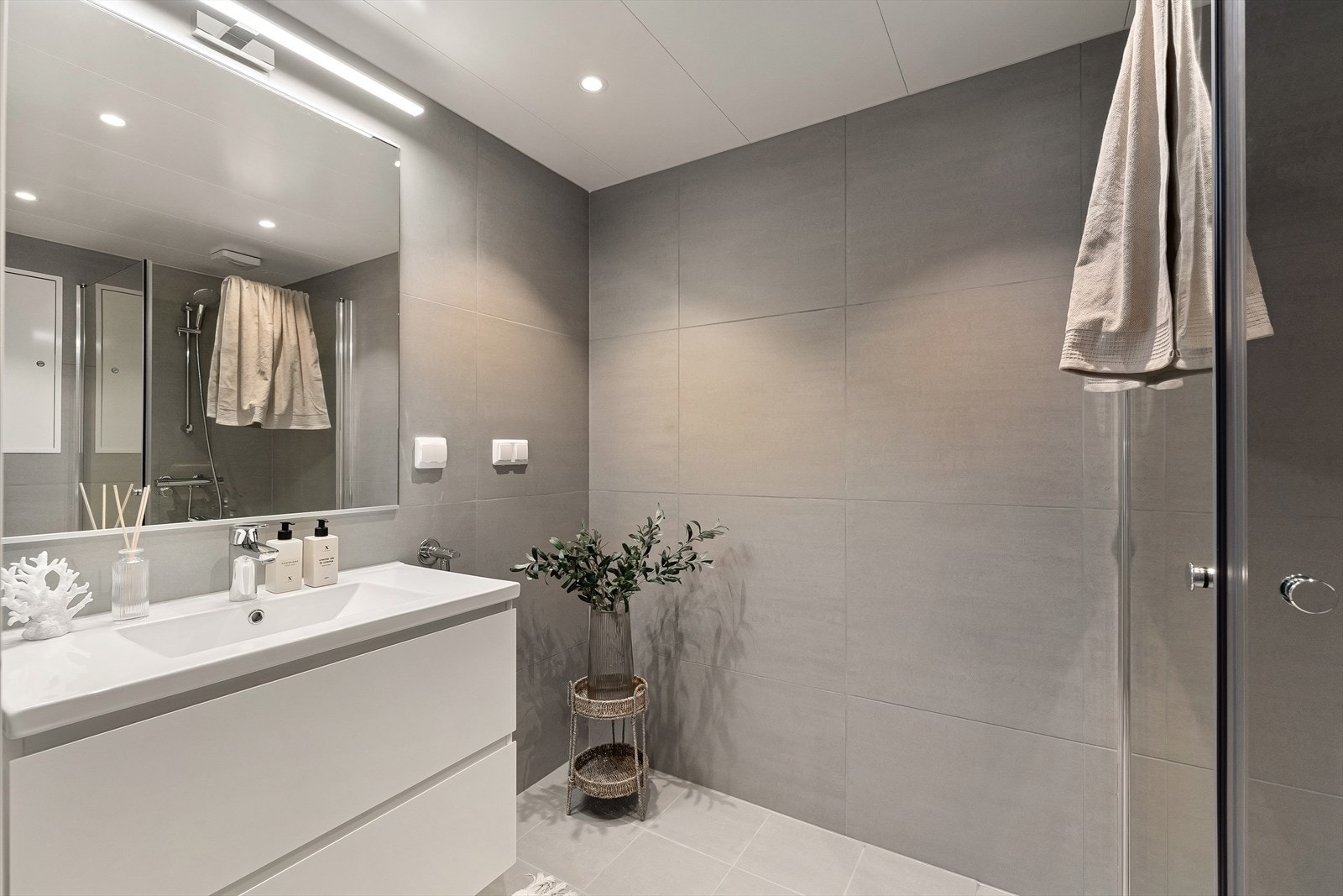 Baderom 1 m/vannbåren varme i gulv. Opplegg for vaske-/tørkemaskin. Se salgsoppgave for beskrivelse. Galleribilde