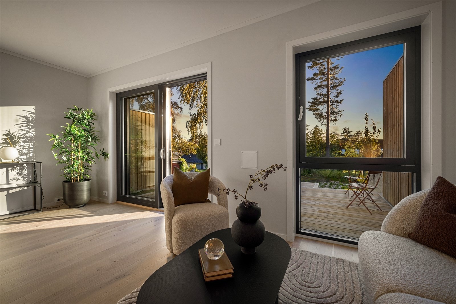 Stor stue m/utgang til sydvestvendt terrasse. Galleribilde