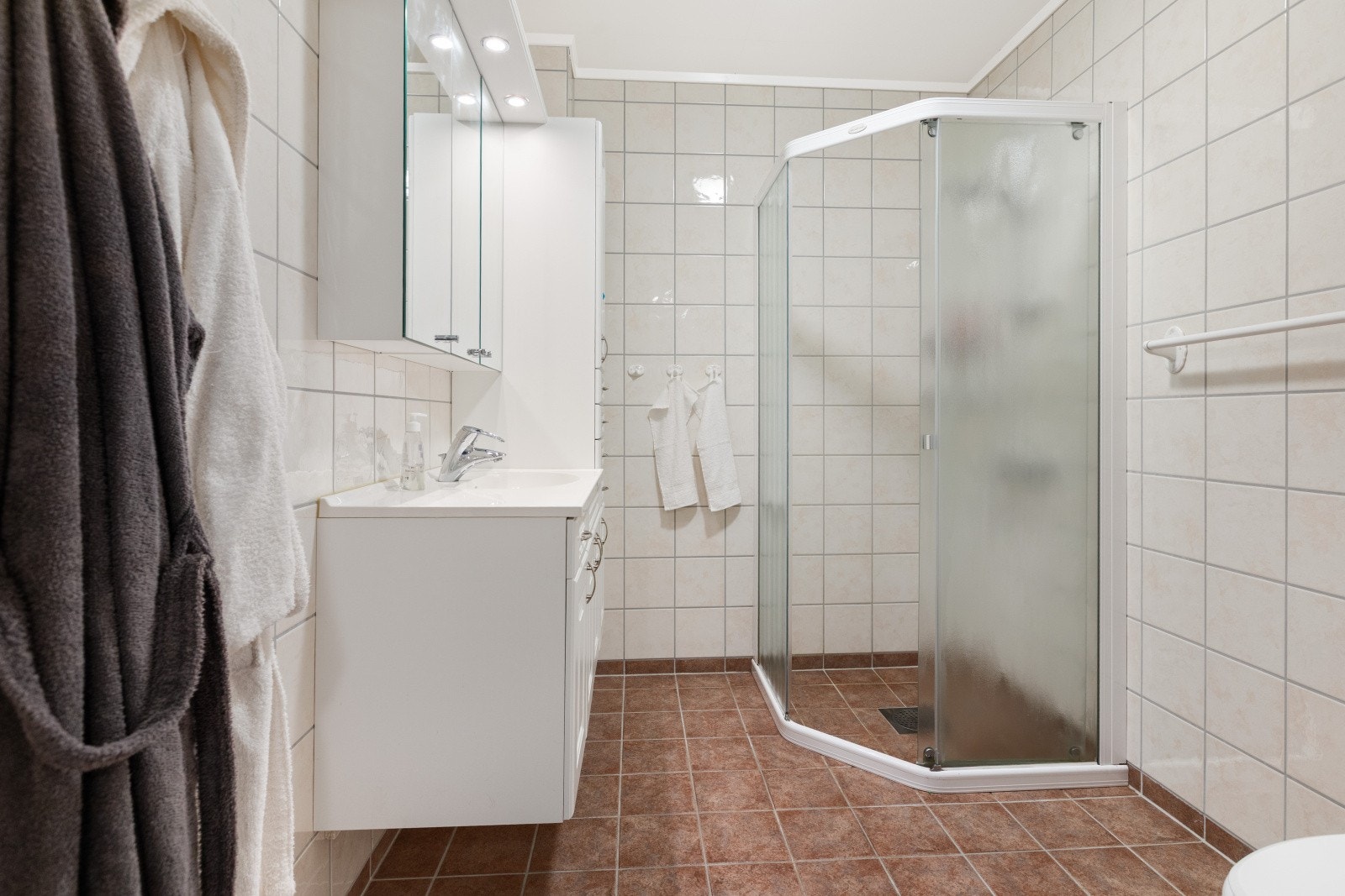 Det andre badet har også varmekabler i gulv, og er innredet med dusj med tett sokkel, servantinnredning og toalett. Galleribilde