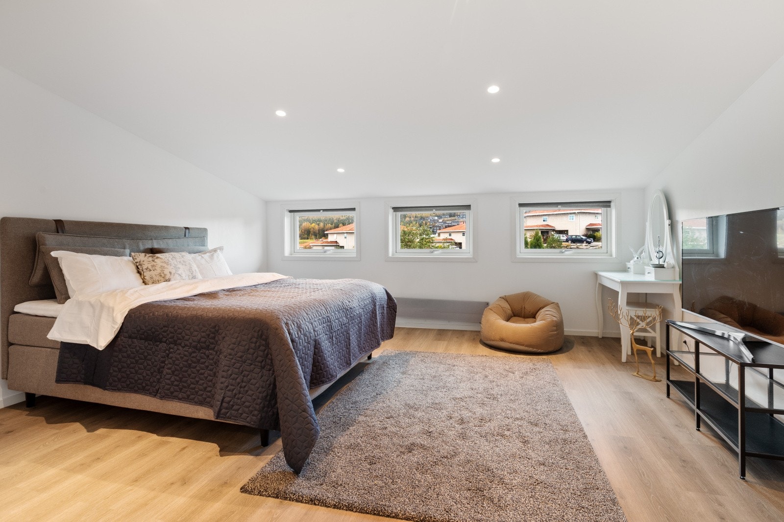 I andre etasje er dette rommet påbygd og taket er løftet, samt satt inn vinduer. Tiltaket er godkjent hos kommunen og det foreligger ferdigattest. Galleribilde