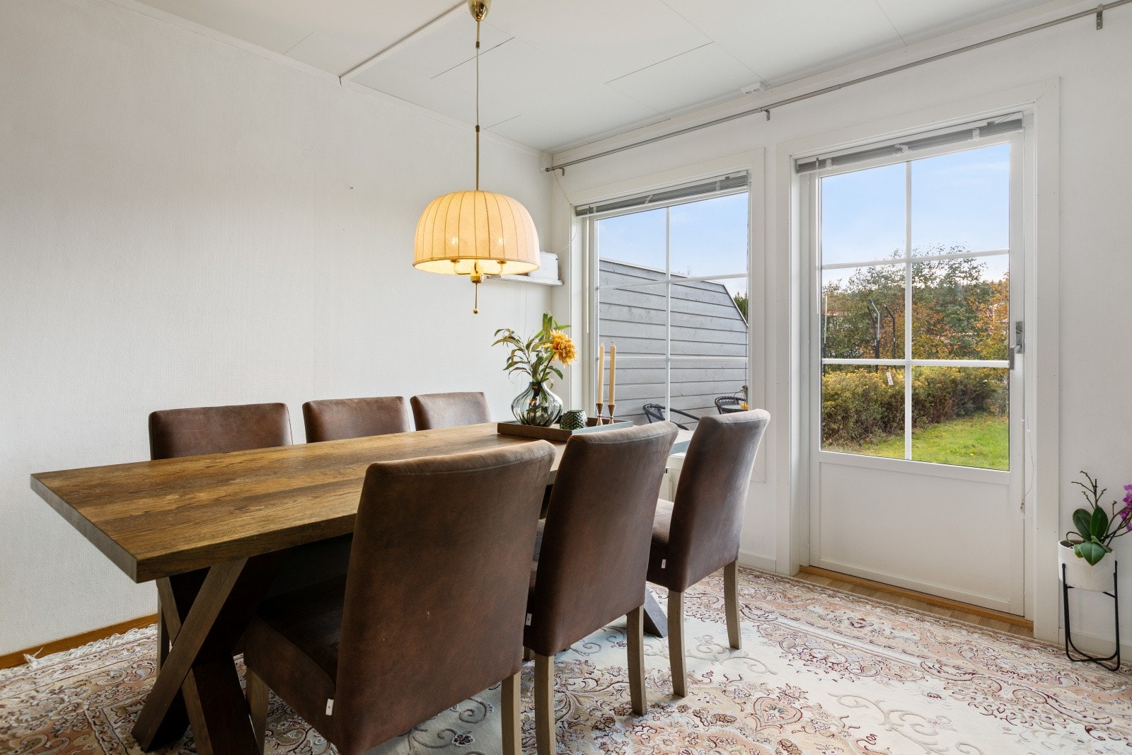 Fra stuen er det adkomst ut mot en hyggelig uteplass med både markterrasse og gressplen. Galleribilde